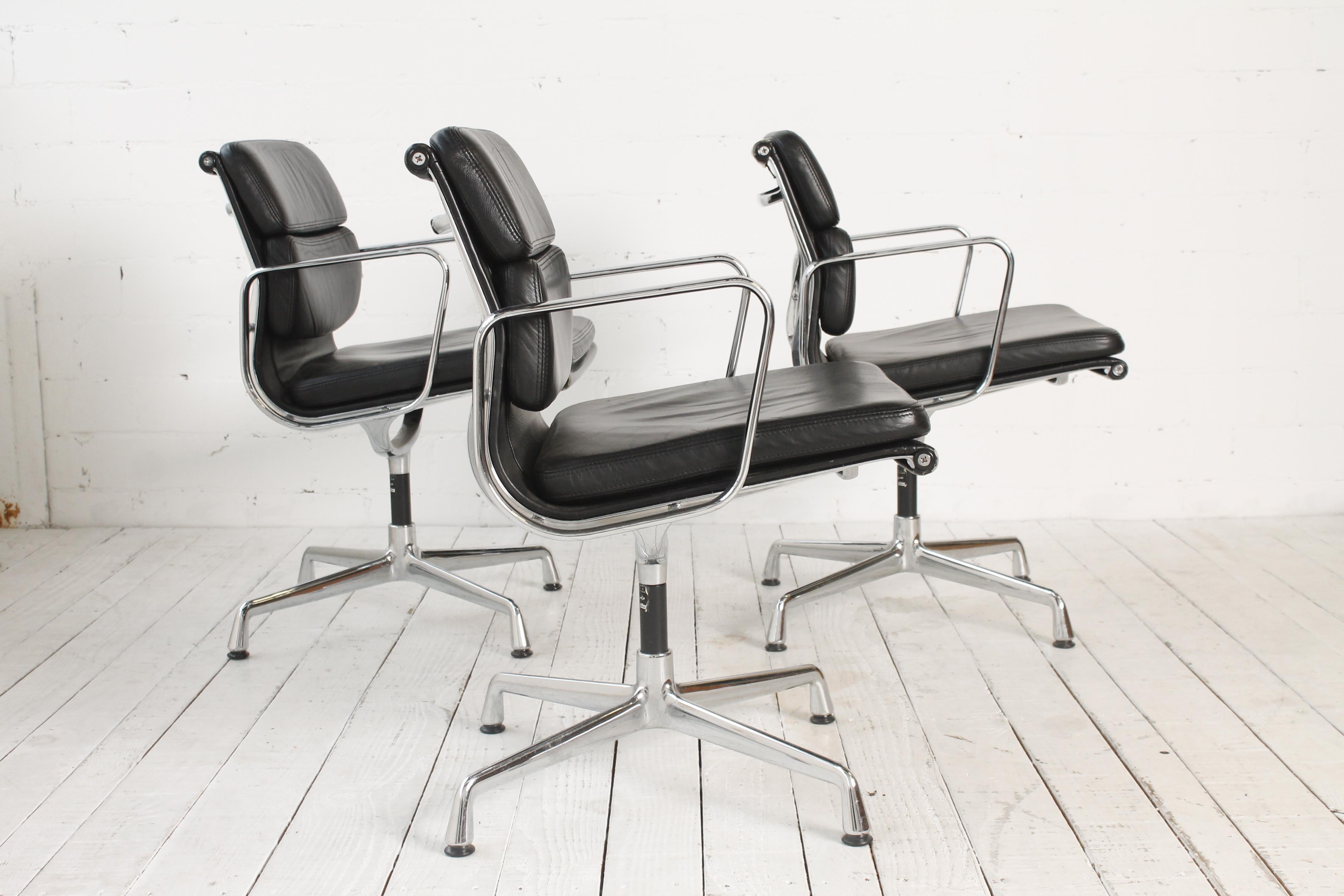 Set of 3 Soft Pad EA 207 Chairs by Charles & Ray Eames for Vitra For Sale 6