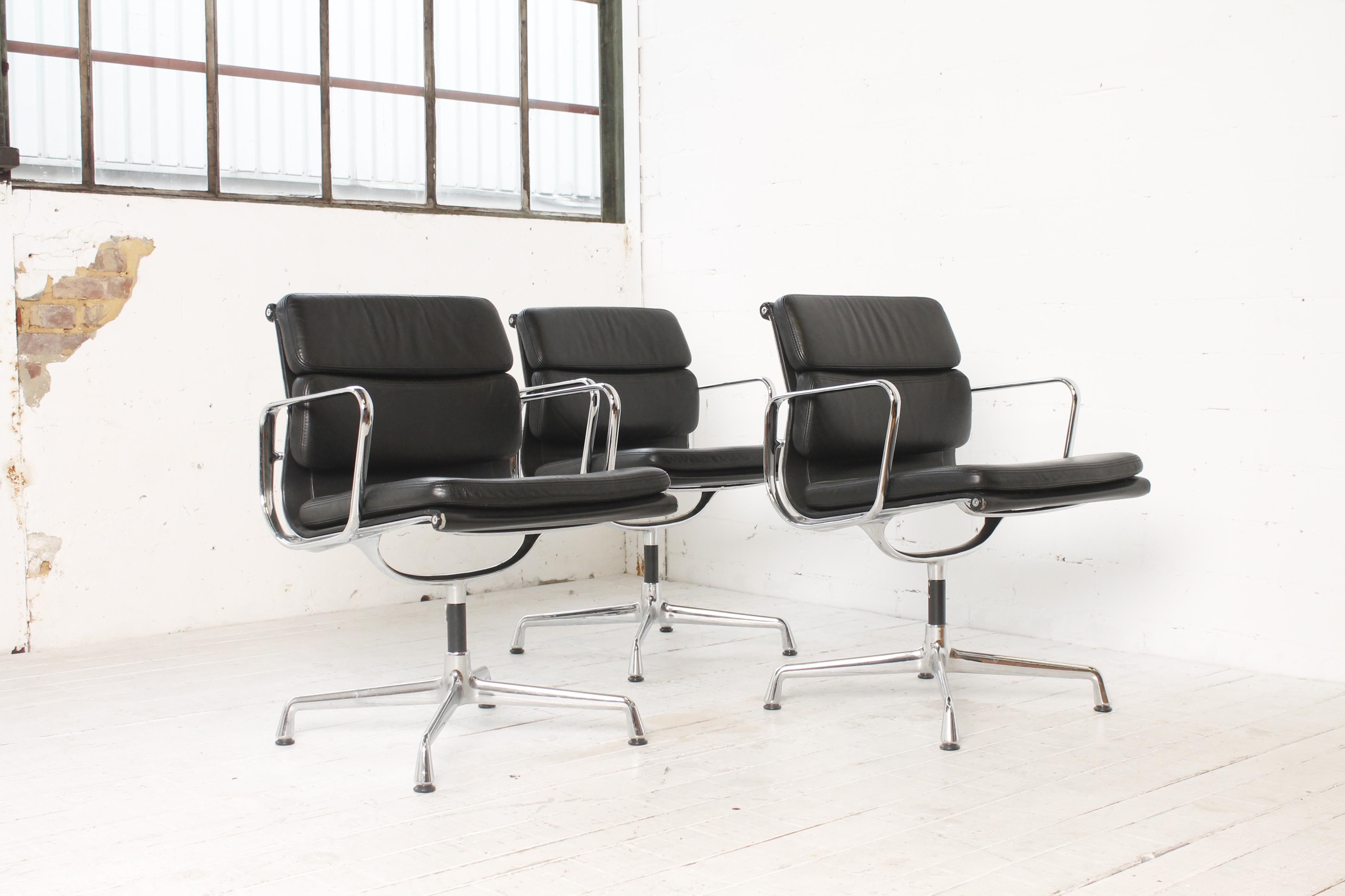 Set of 3 Soft Pad EA 207 Chairs by Charles & Ray Eames for Vitra For Sale 7
