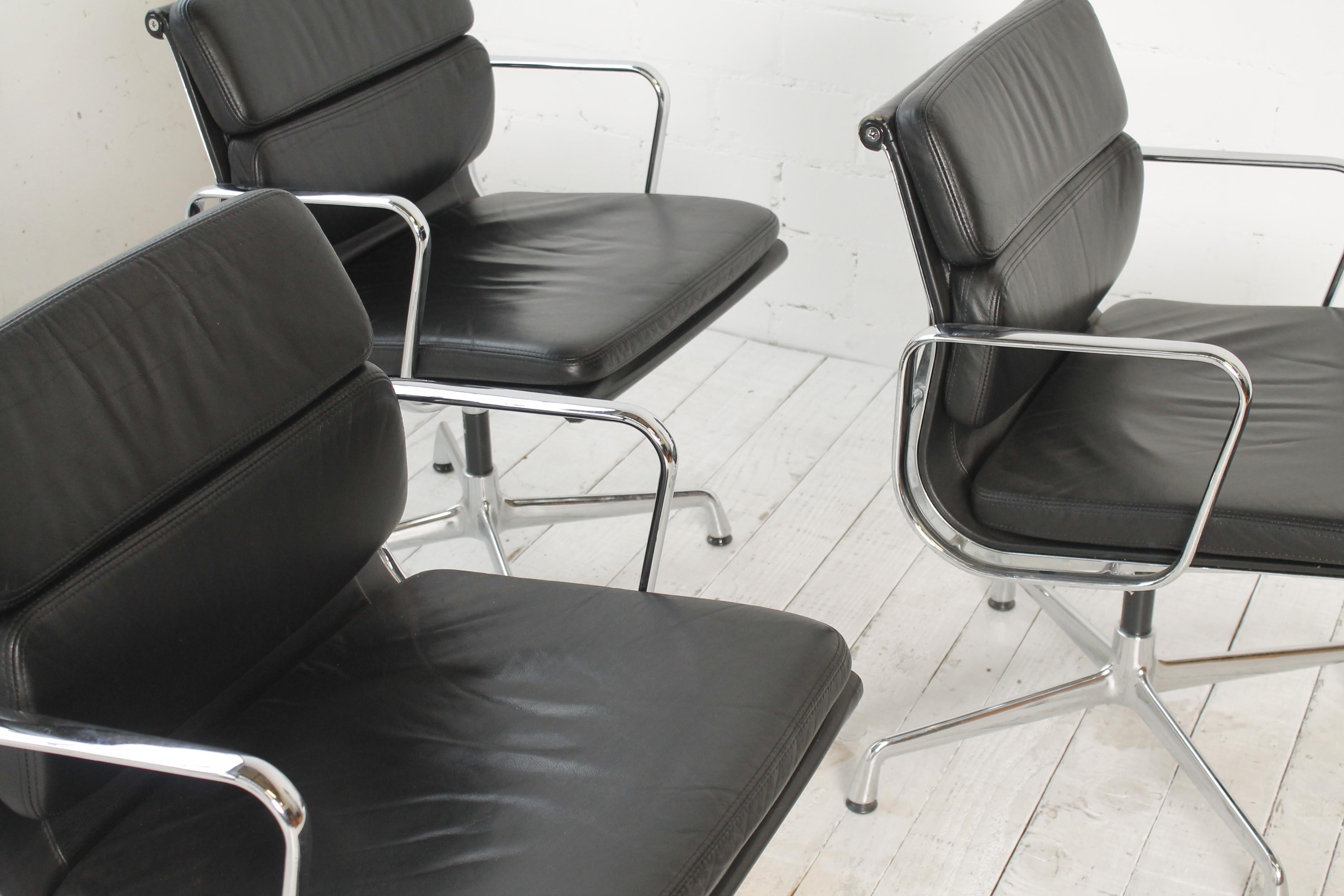 Set of 3 Soft Pad EA 207 Chairs by Charles & Ray Eames for Vitra For Sale 8