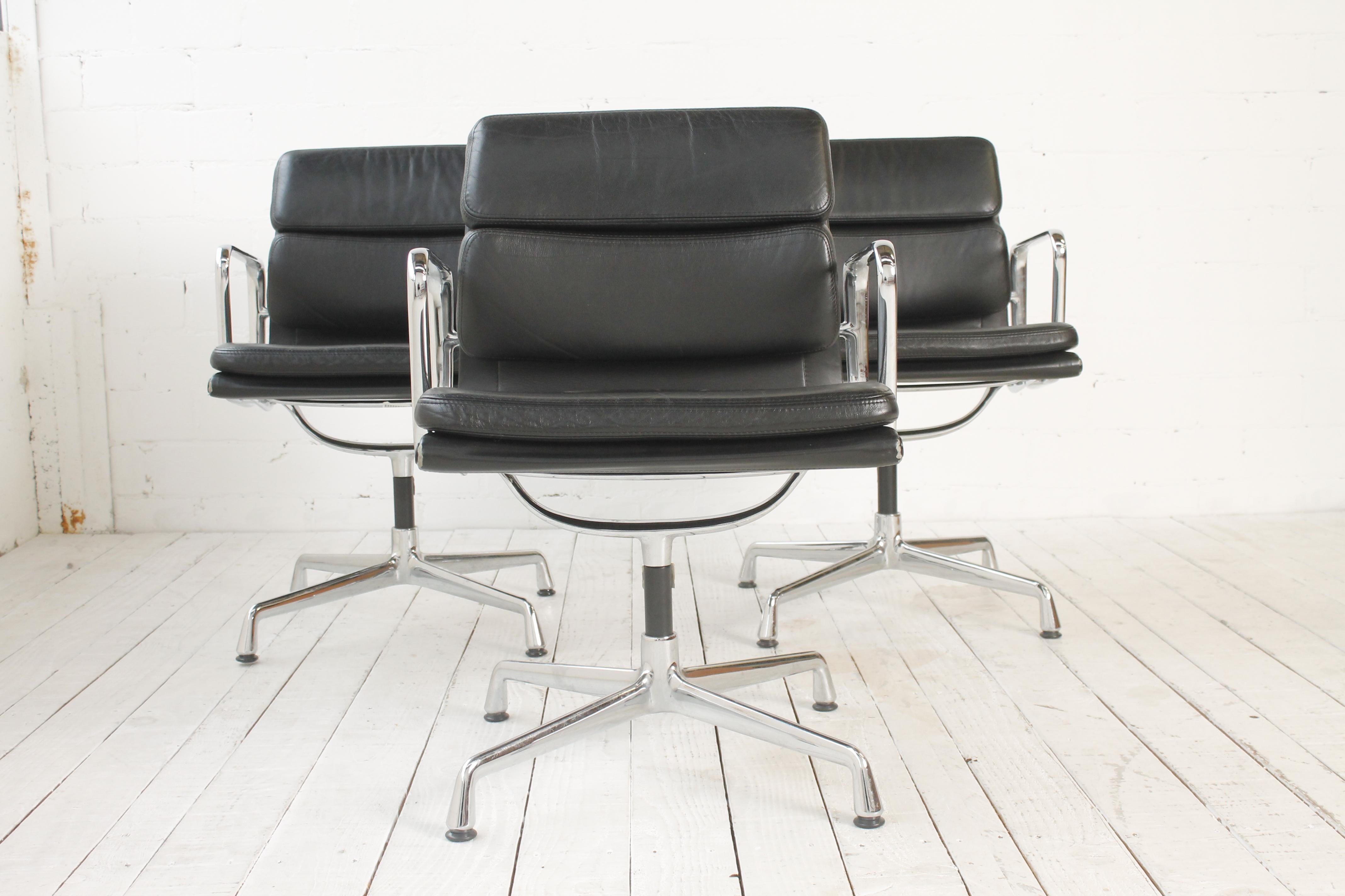 3er Set der Soft Pad EA 207 Stühle. Dieser Entwurf aus der Eames Aluminium Reihe von Vitra zählt zu den bequemsten Bürostühlen überhaupt und besteht aus einem Fuß und Rahmen aus verchromten Aluminium, die weichen Polster sind mit schwarzem Leder