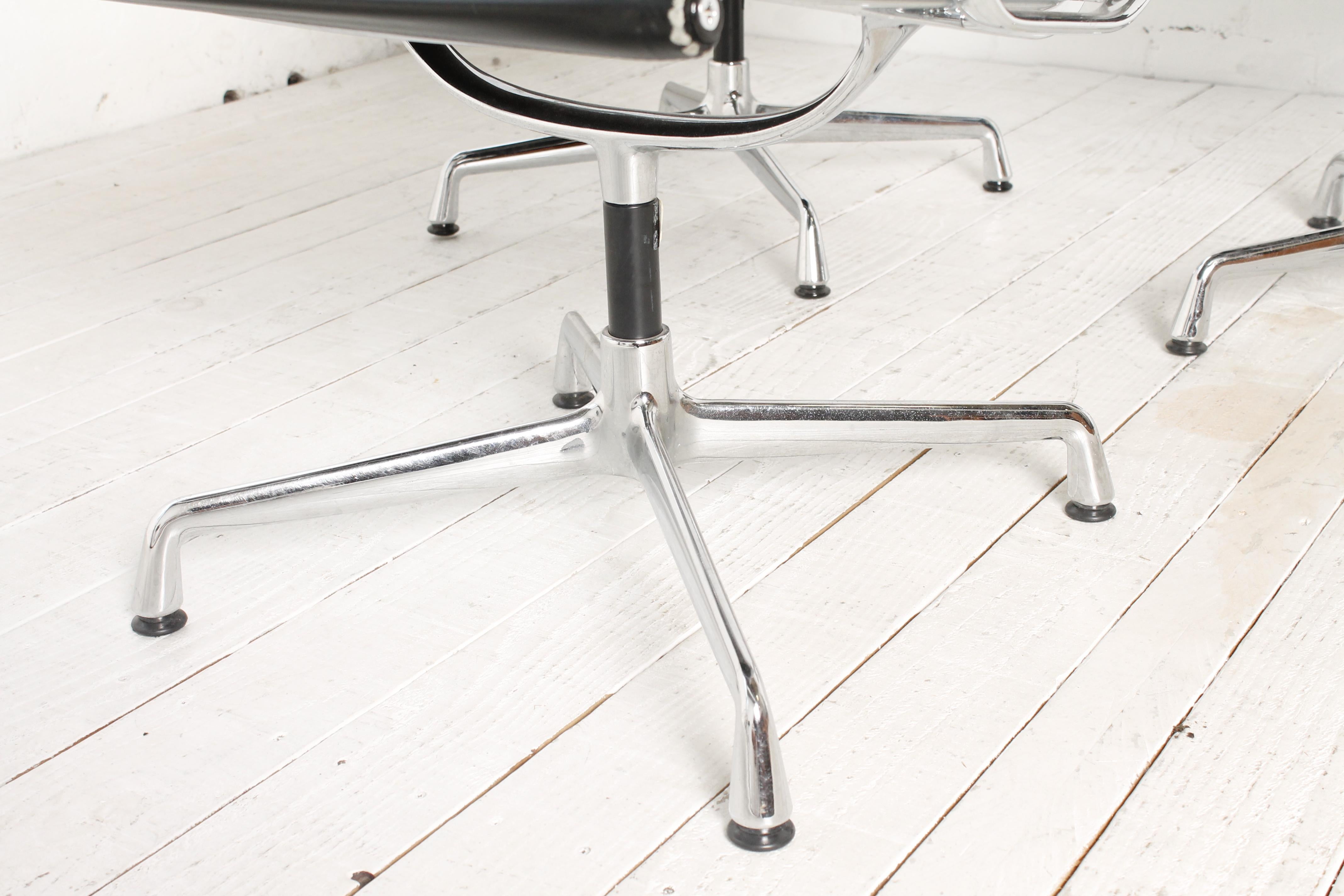 Mid-20th Century Set of 3 Soft Pad EA 207 Chairs by Charles & Ray Eames for Vitra For Sale