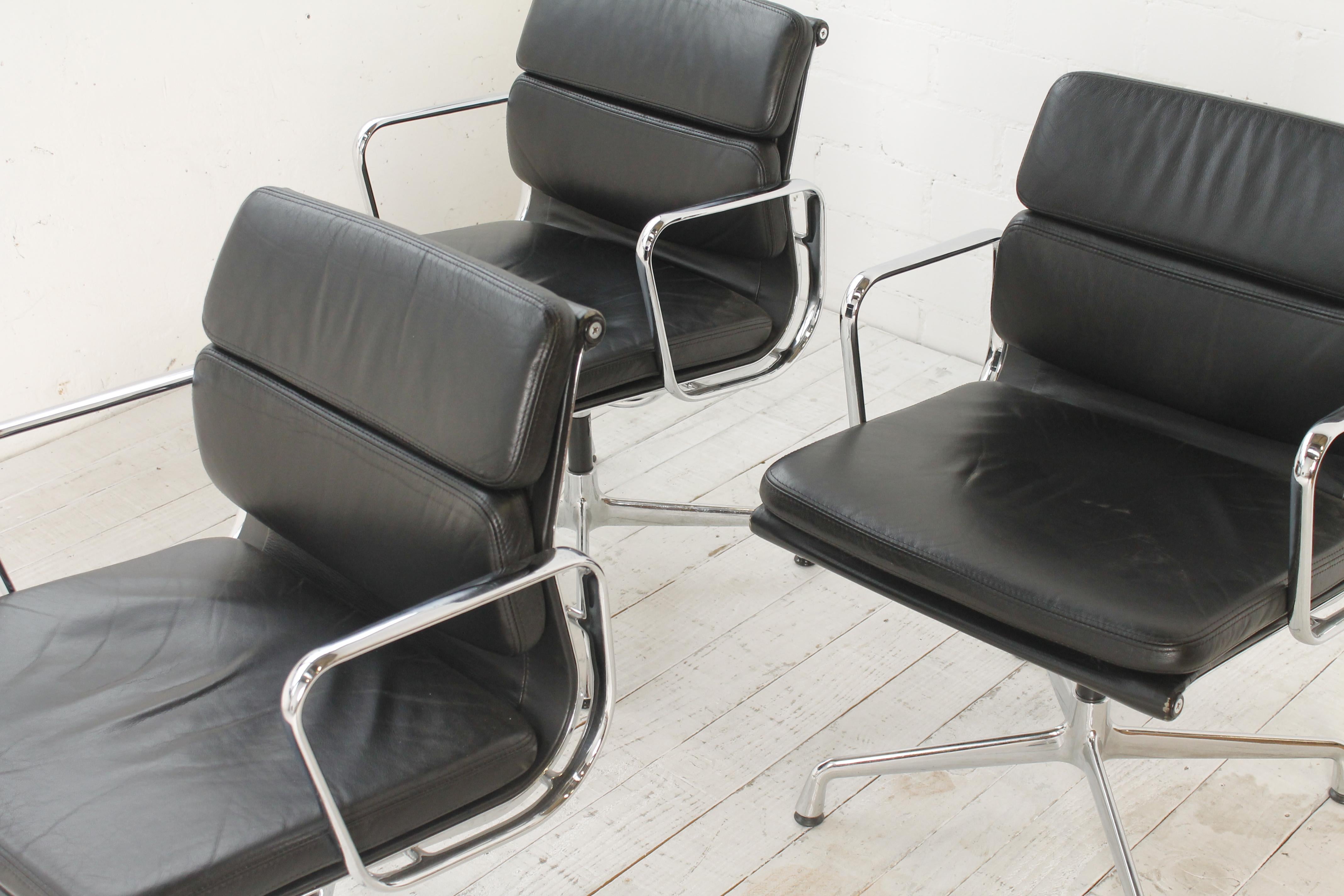 Set of 3 Soft Pad EA 207 Chairs by Charles & Ray Eames for Vitra For Sale 1