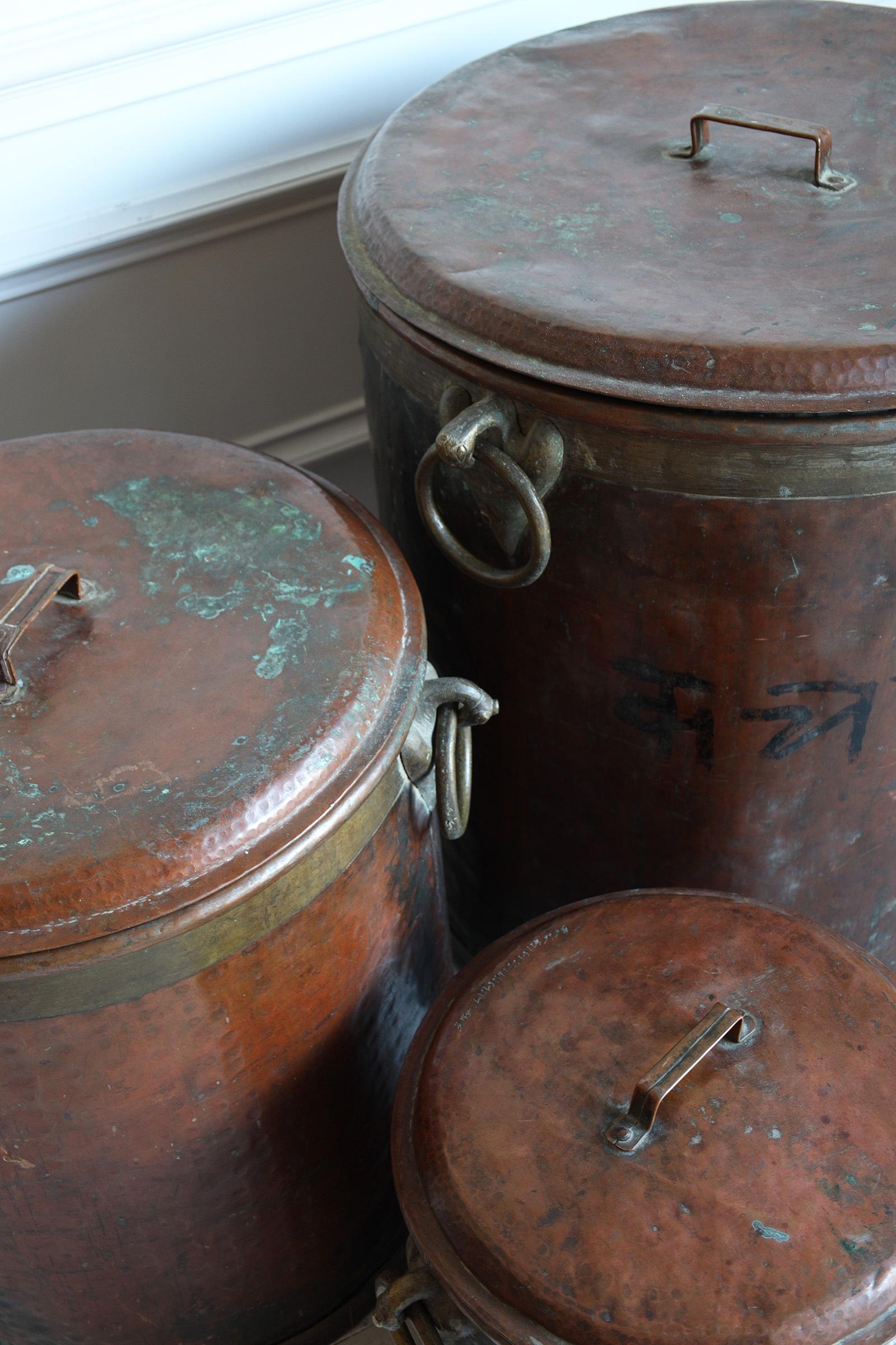 Ensemble de 3 pots en cuivre martelé avec couvercles. Période inconnue mais très probablement d'Asie du Sud-Est.

Dimensions:-

1. H 82 x Di 70cm

2. H 68 x Di 57cm

3. H 47 x Di 40cm