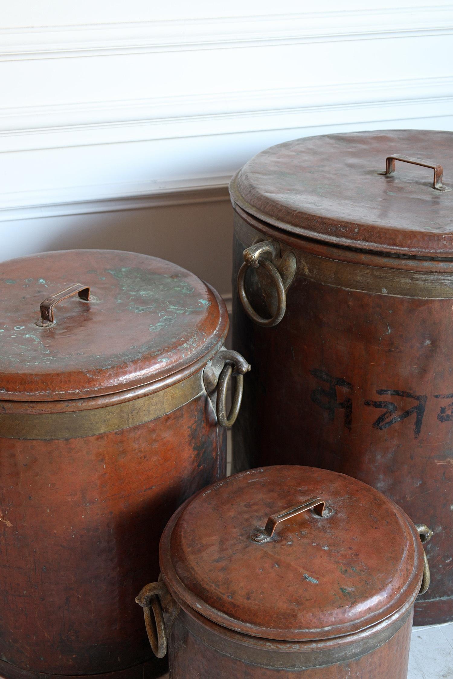 Asiatique Ensemble de 3 pots en cuivre martelé massif en vente