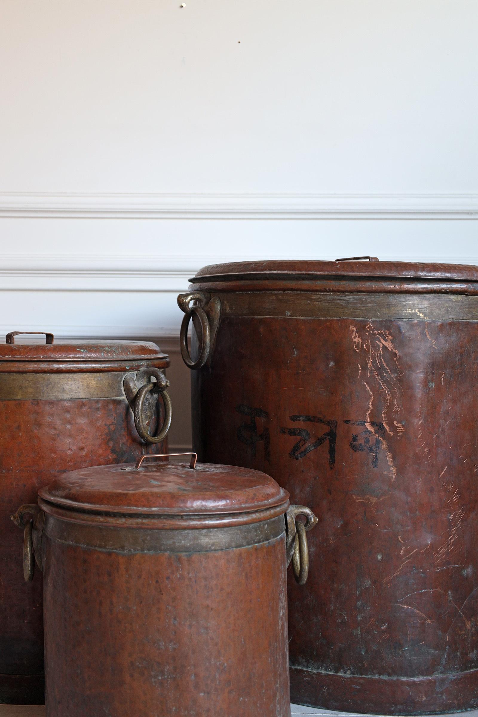 Ensemble de 3 pots en cuivre martelé massif Bon état - En vente à London, GB