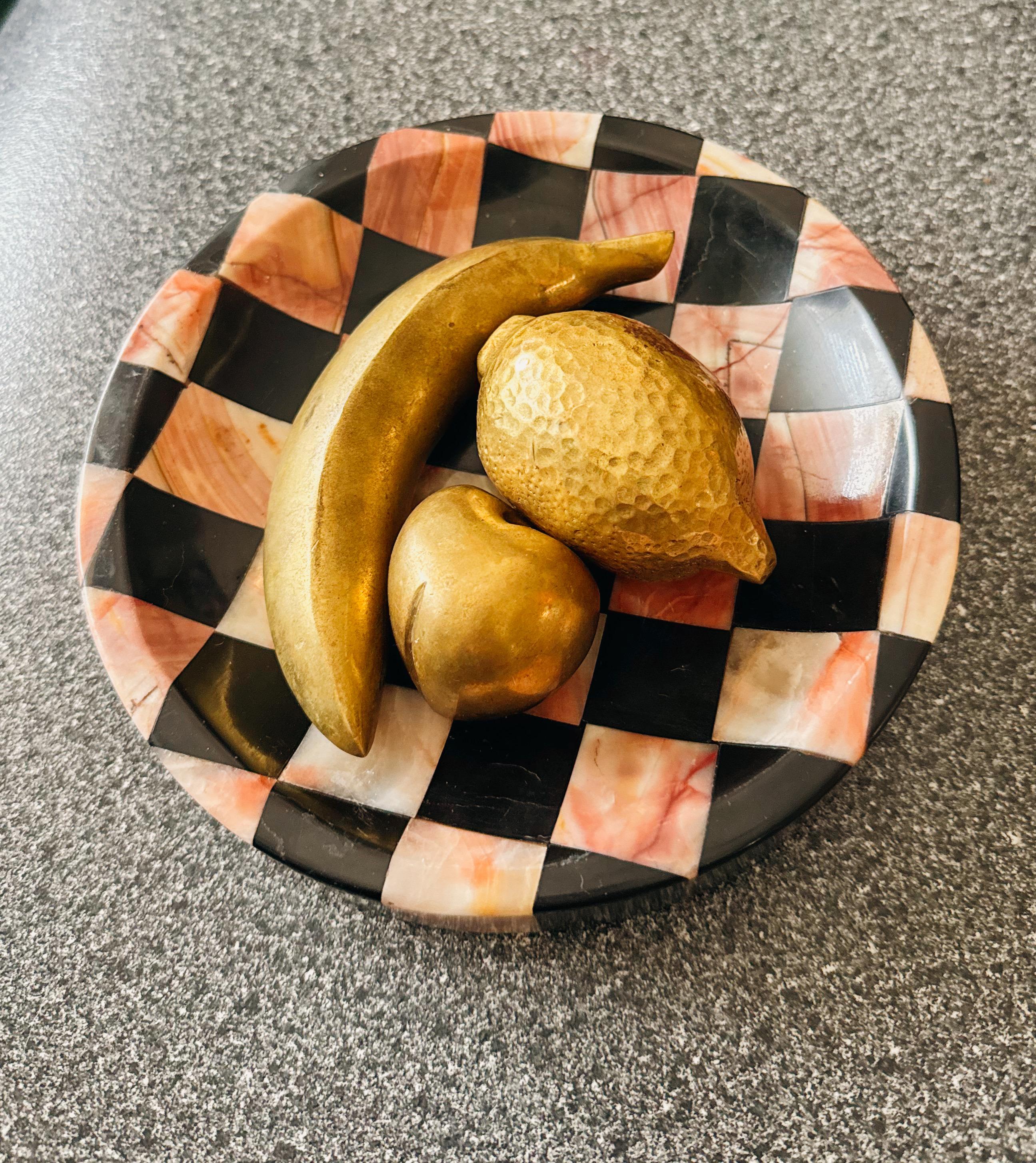 Un set unico di tre sculture di frutta in ottone massiccio con una banana, un limone e una pesca. Realizzati in ottone pesante, questi pezzi hanno un peso e una presenza notevoli, che li rendono perfetti come fermacarte, decorazioni per la cucina,