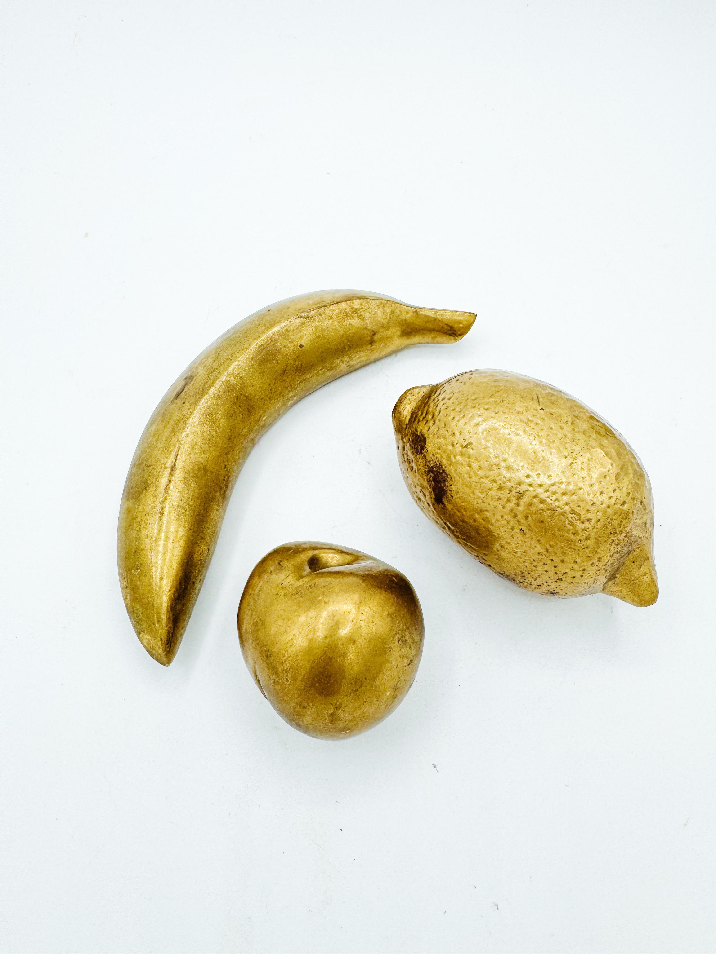 Mid-Century moderno Set di 3 sculture di frutta in ottone massiccio - Banana, Limone e Pesca, metà del secolo scorso in vendita