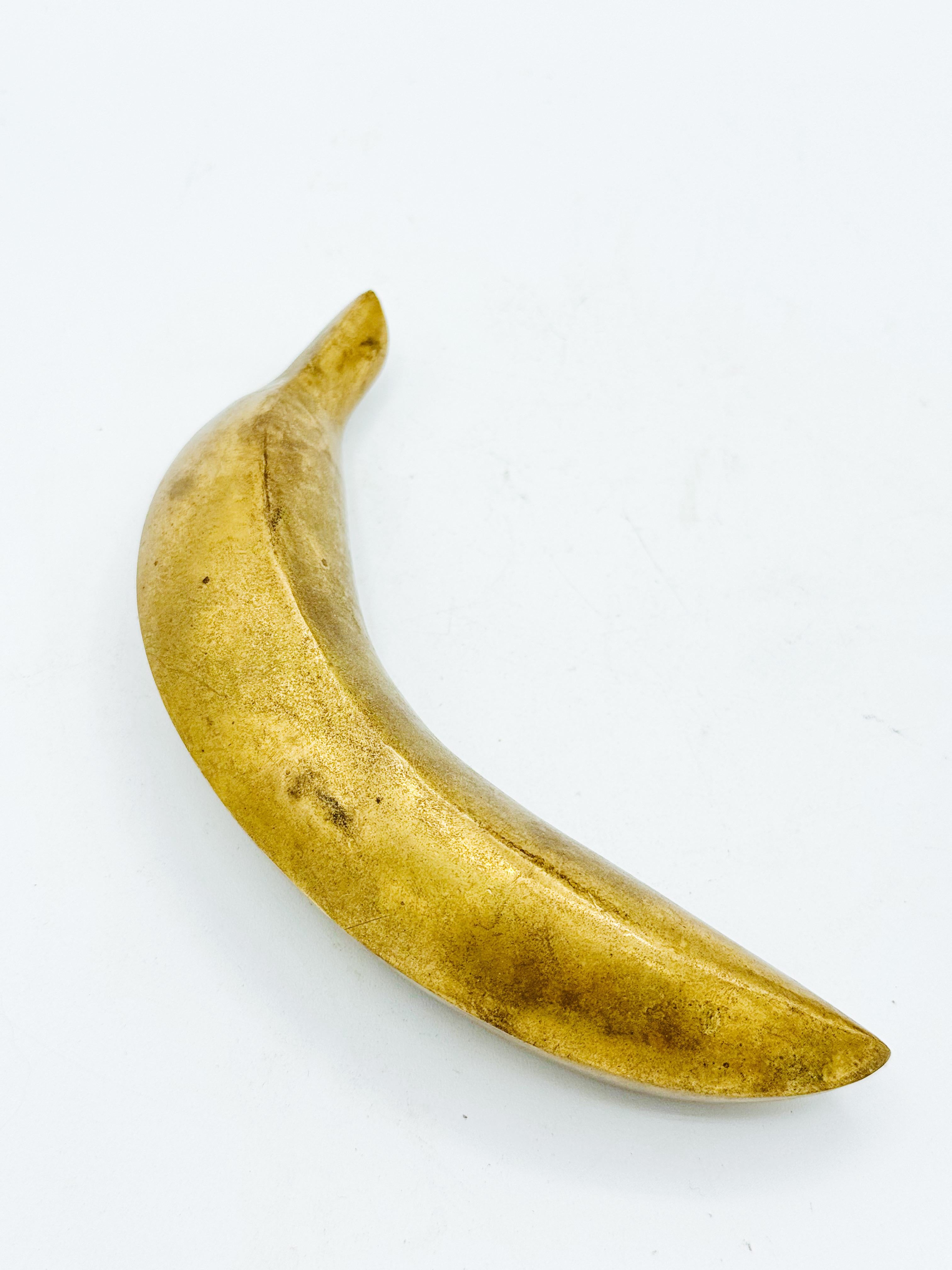 Fatto a mano Set di 3 sculture di frutta in ottone massiccio - Banana, Limone e Pesca, metà del secolo scorso in vendita