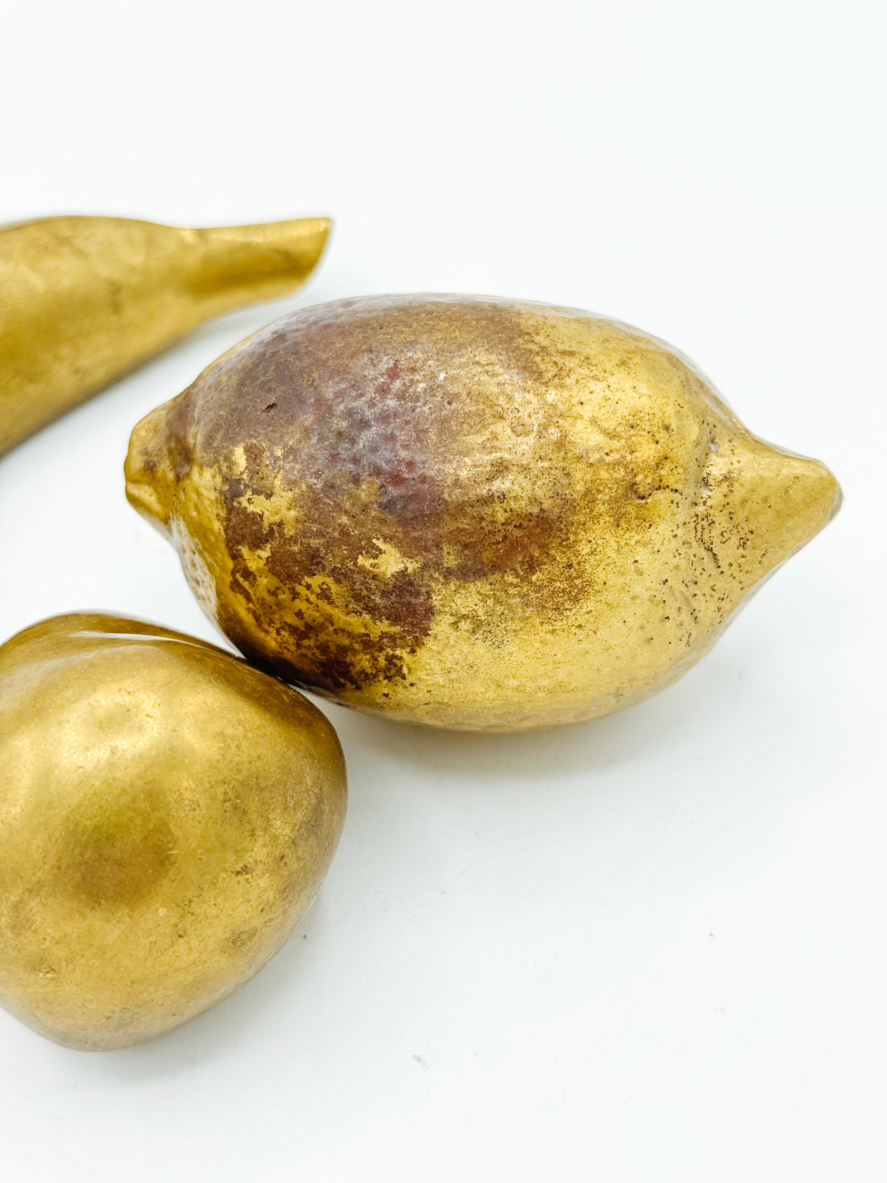 XX secolo Set di 3 sculture di frutta in ottone massiccio - Banana, Limone e Pesca, metà del secolo scorso in vendita