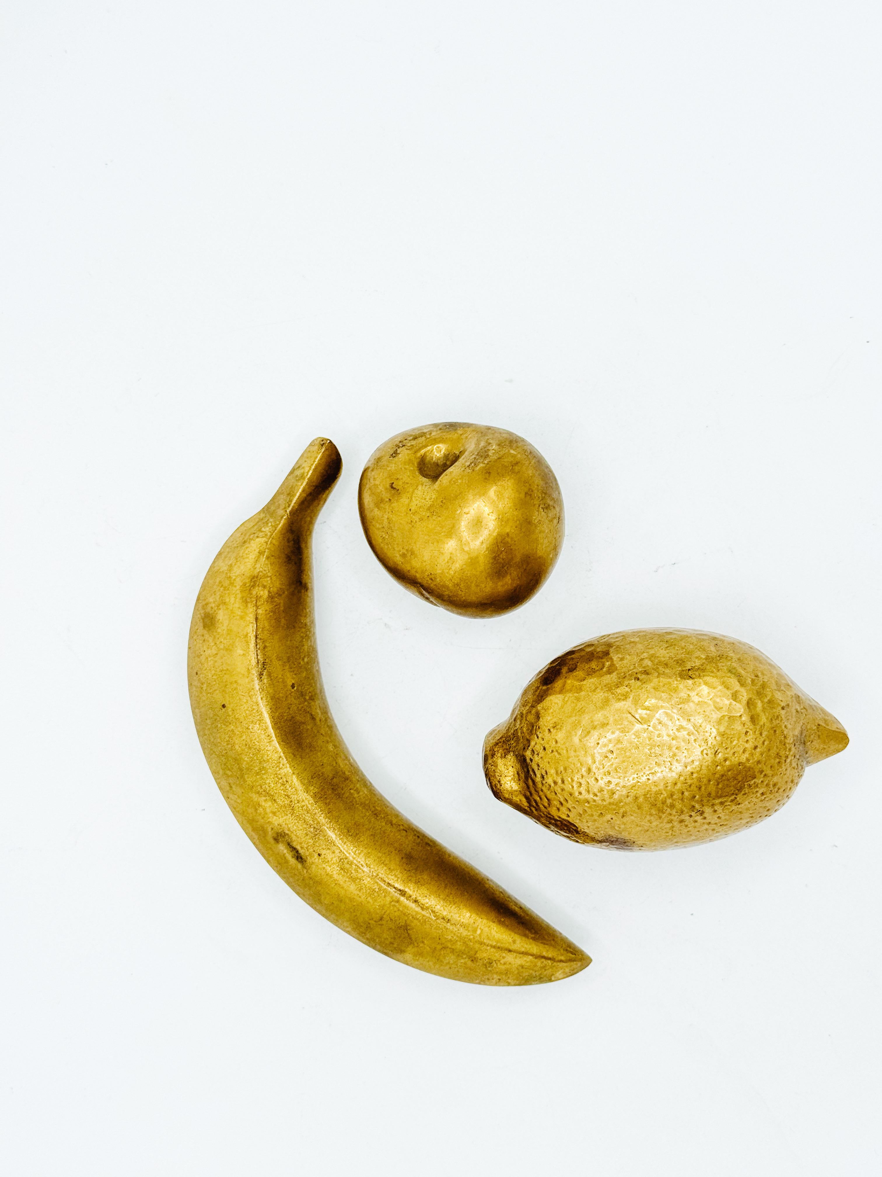 Ottone Set di 3 sculture di frutta in ottone massiccio - Banana, Limone e Pesca, metà del secolo scorso in vendita