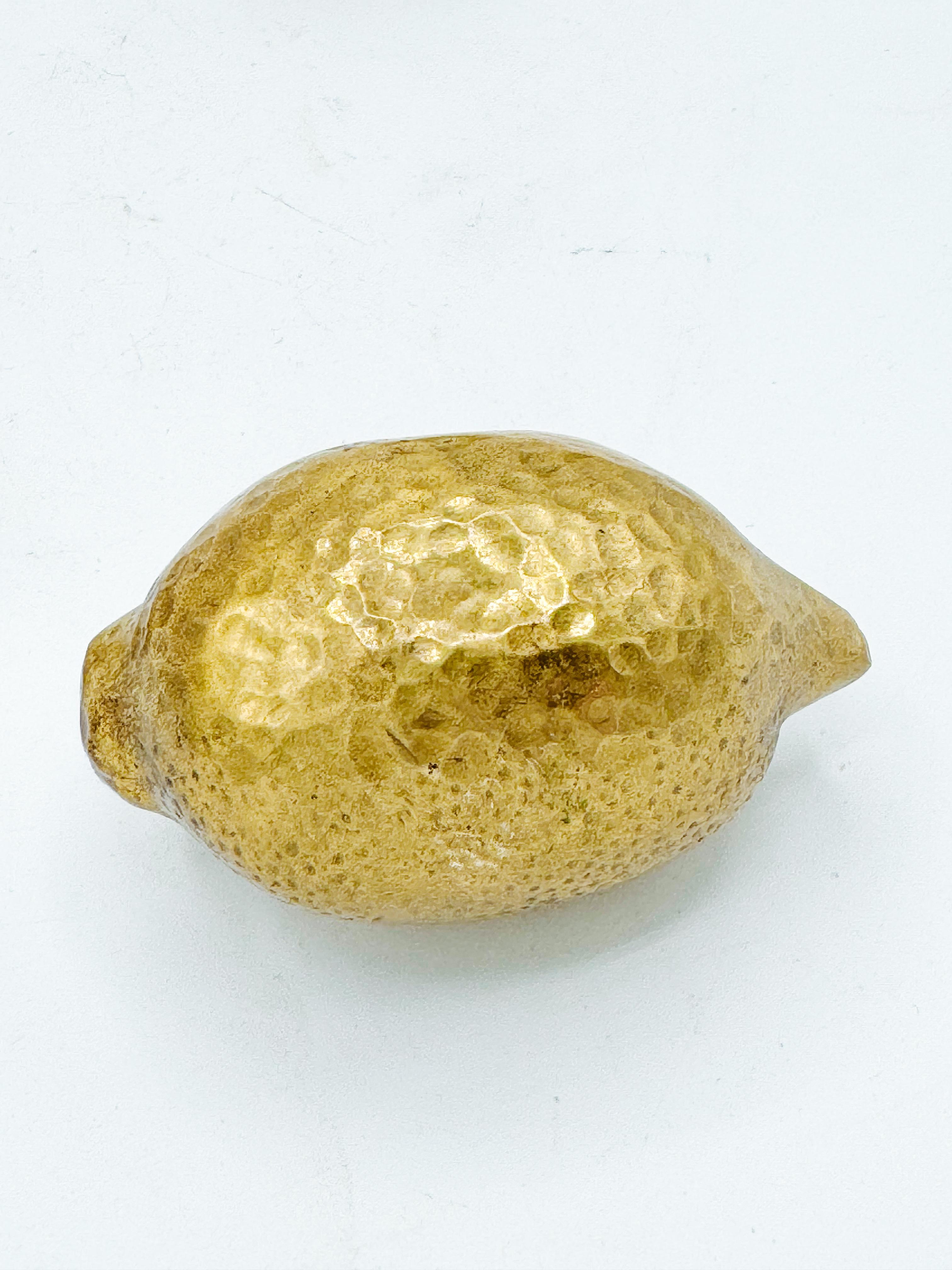 Set di 3 sculture di frutta in ottone massiccio - Banana, Limone e Pesca, metà del secolo scorso in vendita 1
