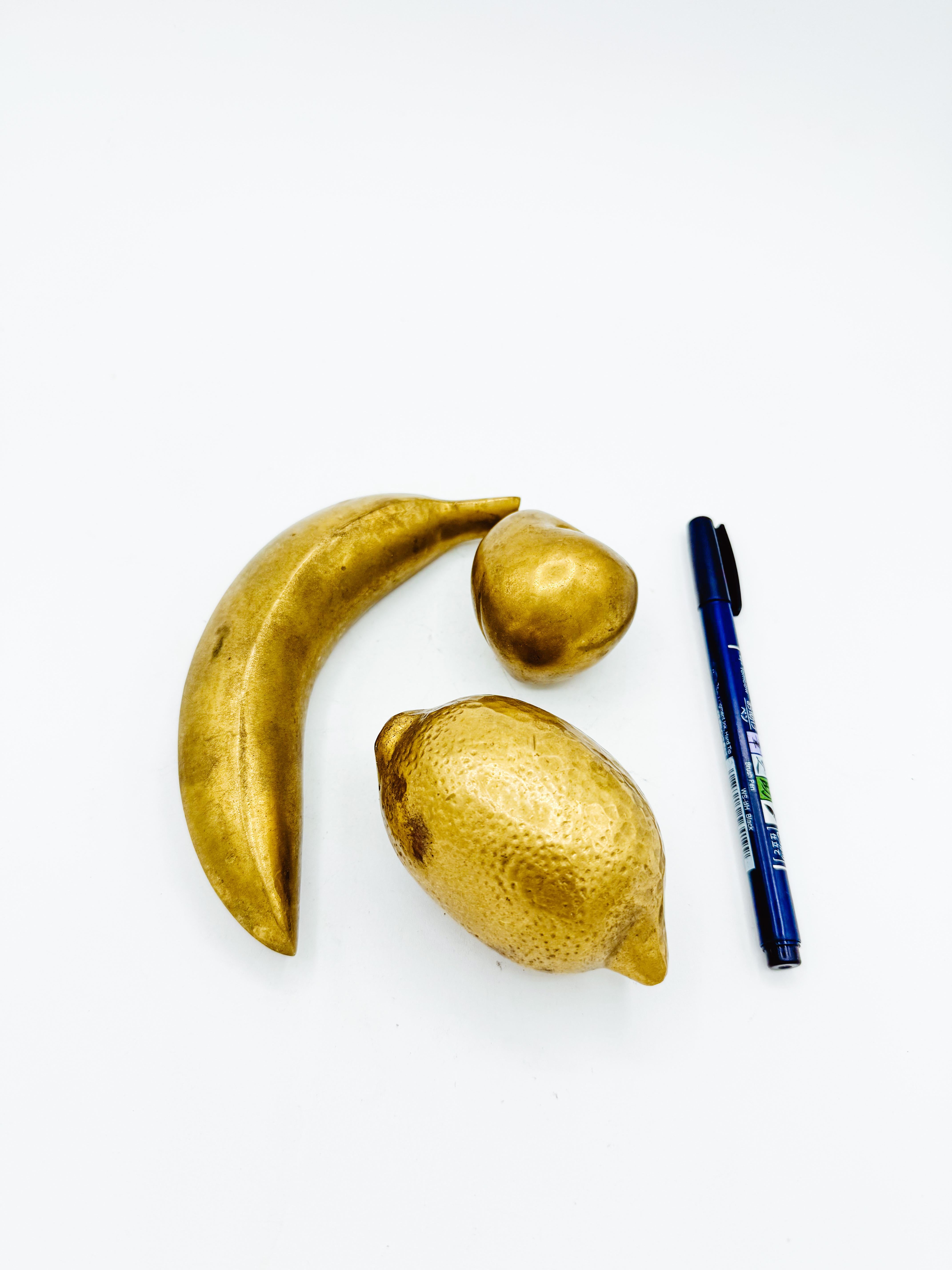Set di 3 sculture di frutta in ottone massiccio - Banana, Limone e Pesca, metà del secolo scorso in vendita 2