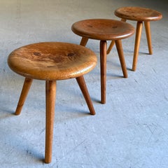 Set di 3 sgabelli in noce massiccio - Design svizzero di inizio o metà del XX secolo