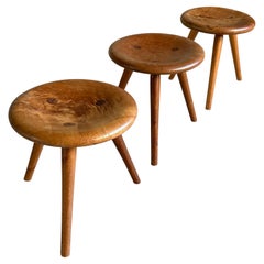 Satz von 3 Hockern aus massivem Nussbaumholz - Anfang bis Mitte des 20. Jahrhunderts Schweizer Design