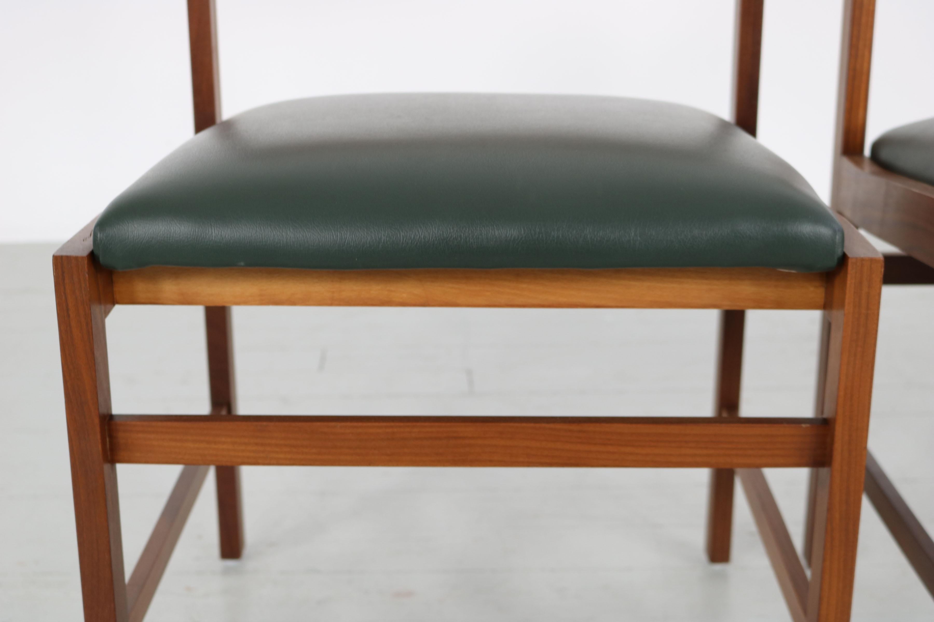 Ensemble de 3 chaises en bois massif avec tapisserie en similicuir vert foncé, années 1960 en vente 4