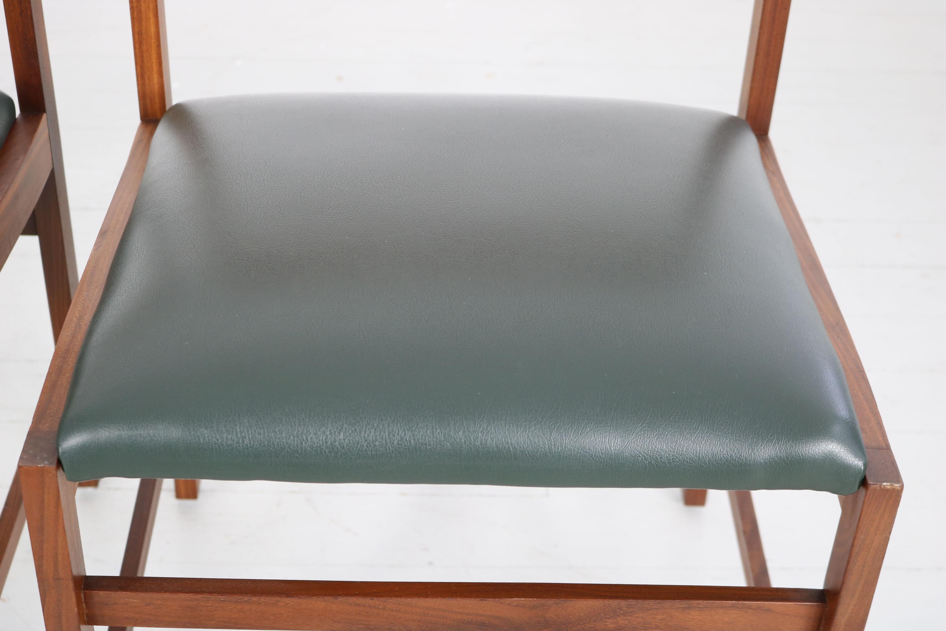 Ensemble de 3 chaises en bois massif avec tapisserie en similicuir vert foncé, années 1960 en vente 7