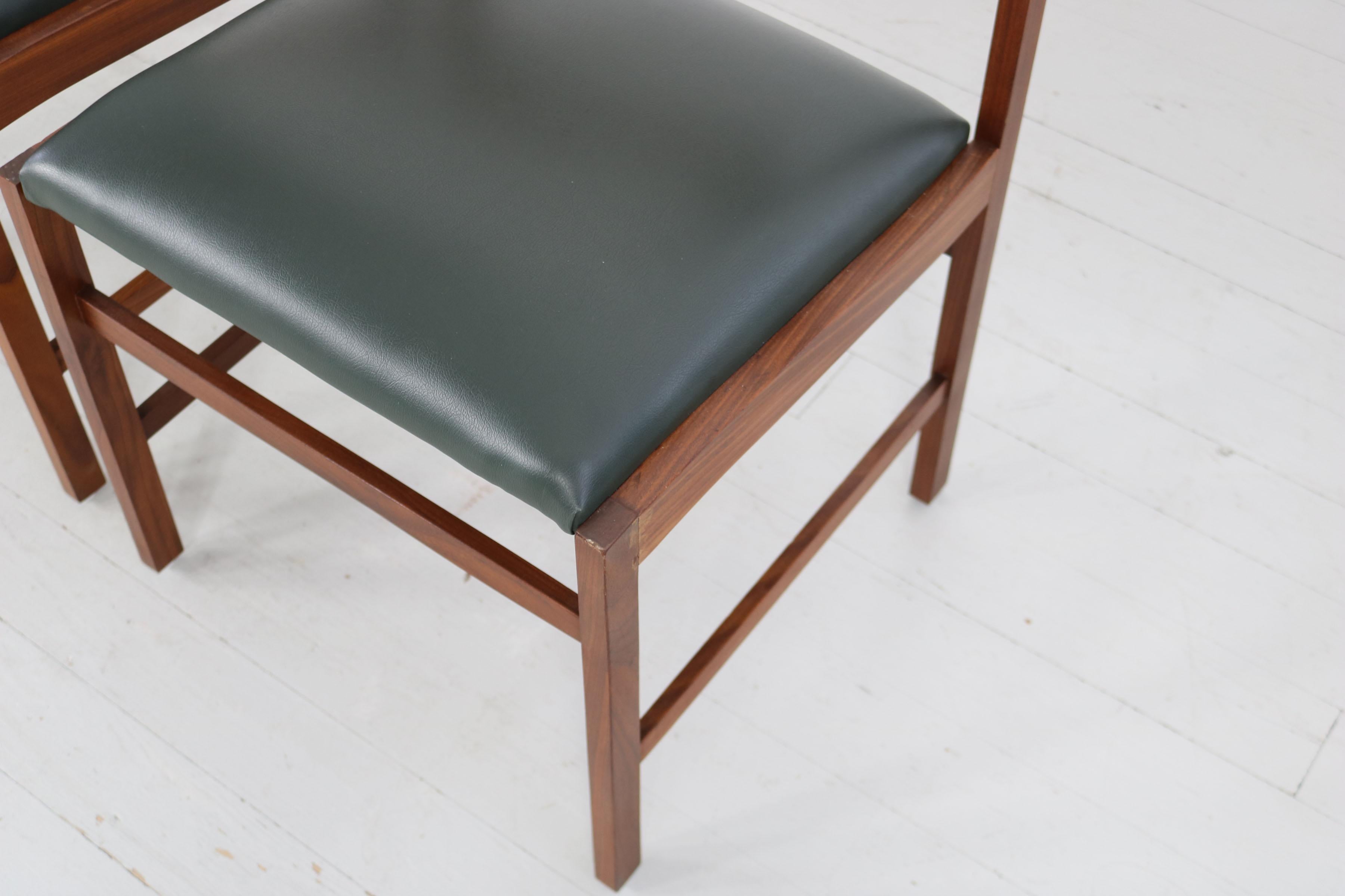 Ensemble de 3 chaises en bois massif avec tapisserie en similicuir vert foncé, années 1960 en vente 9