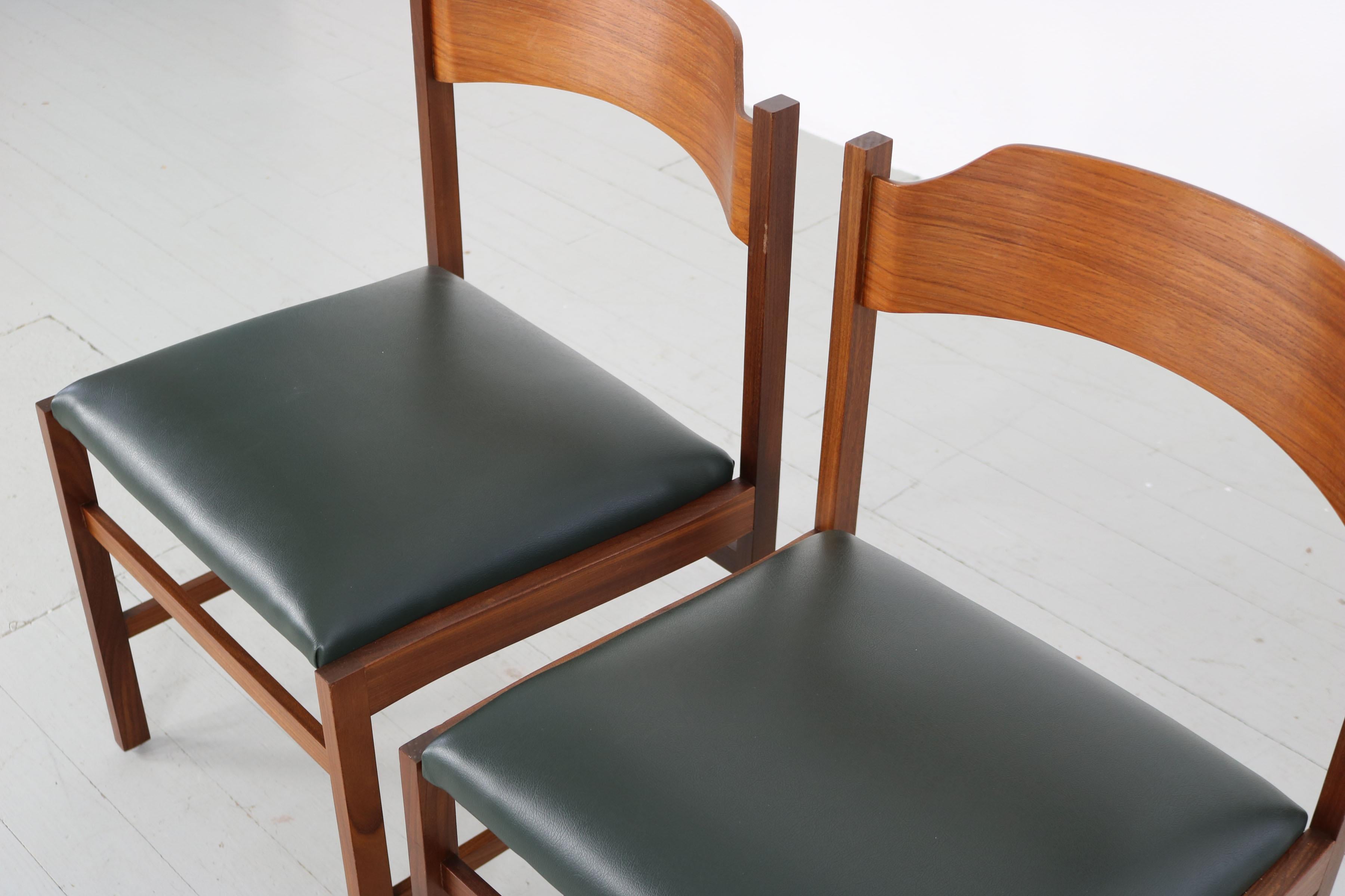 Ensemble de 3 chaises en bois massif avec tapisserie en similicuir vert foncé, années 1960 en vente 10