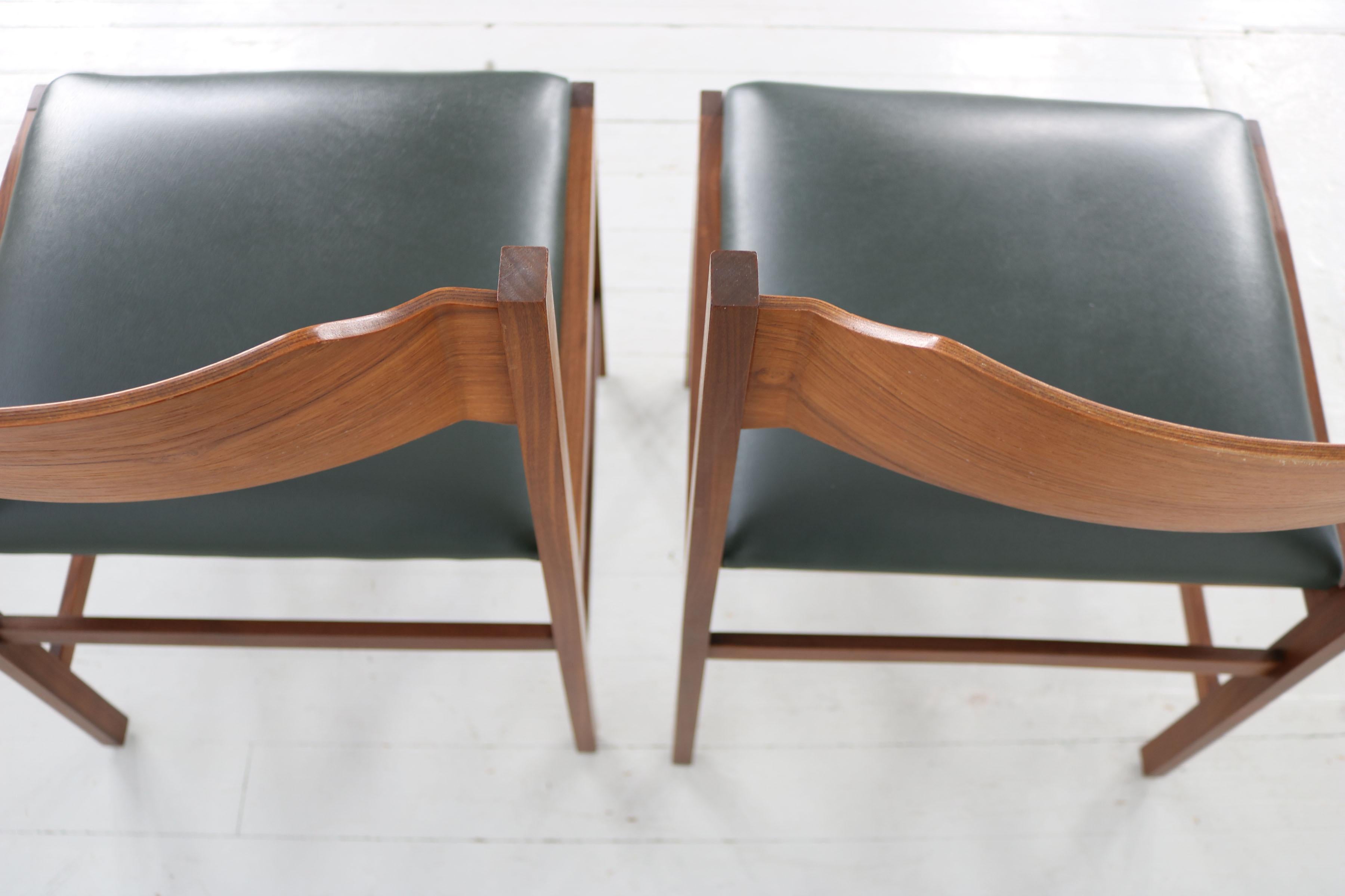 Ensemble de 3 chaises en bois massif avec tapisserie en similicuir vert foncé, années 1960 en vente 11