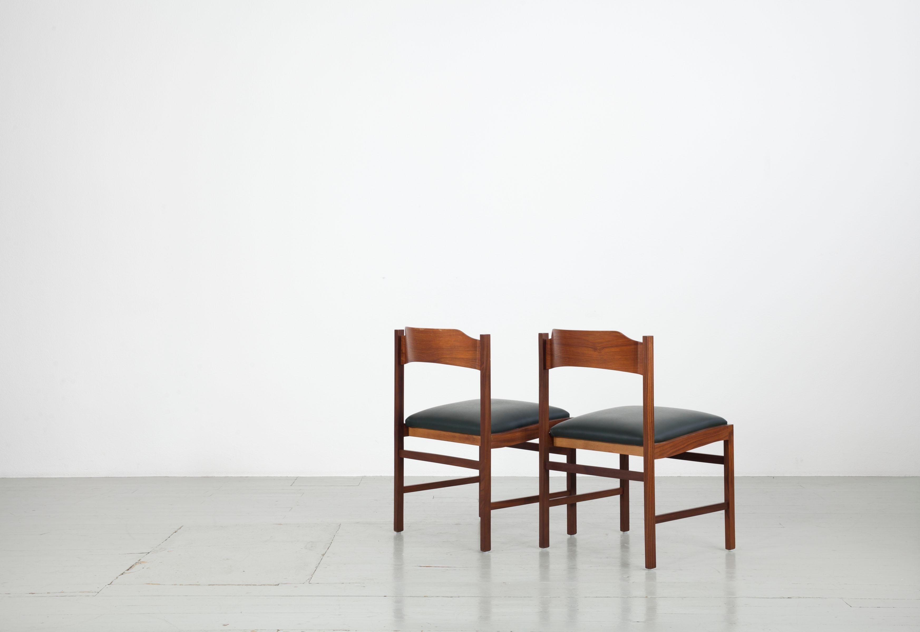 Ensemble de 3 chaises en bois massif avec tapisserie en similicuir vert foncé, années 1960 Bon état - En vente à Wolfurt, AT