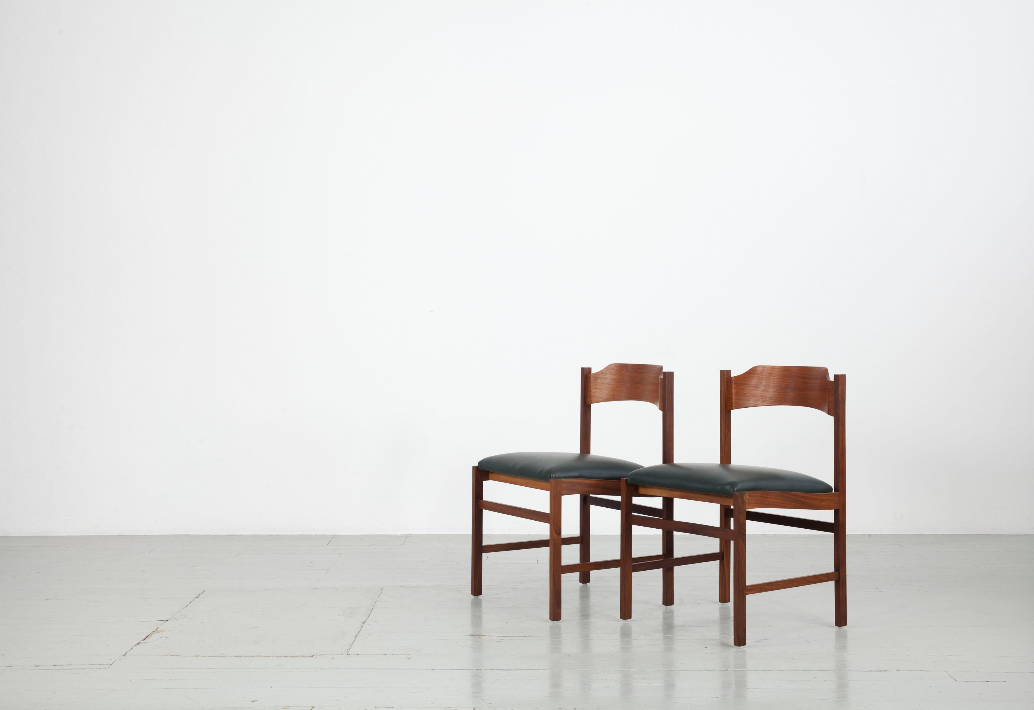 Ensemble de 3 chaises en bois massif avec tapisserie en similicuir vert foncé, années 1960 en vente 2