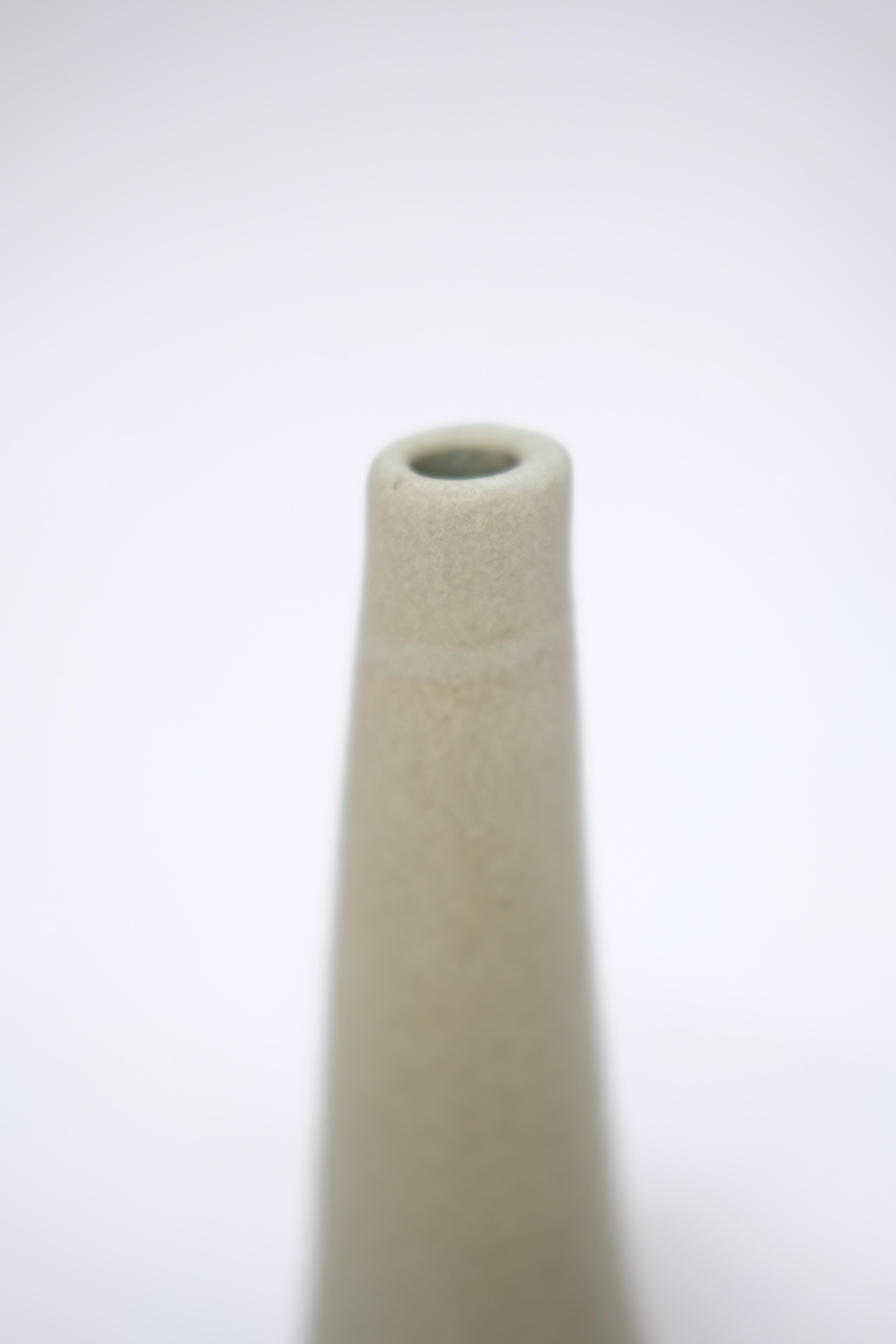 Contemporary Set of 3 Solitario Stoneware Vases by Camila Apaez For Sale
