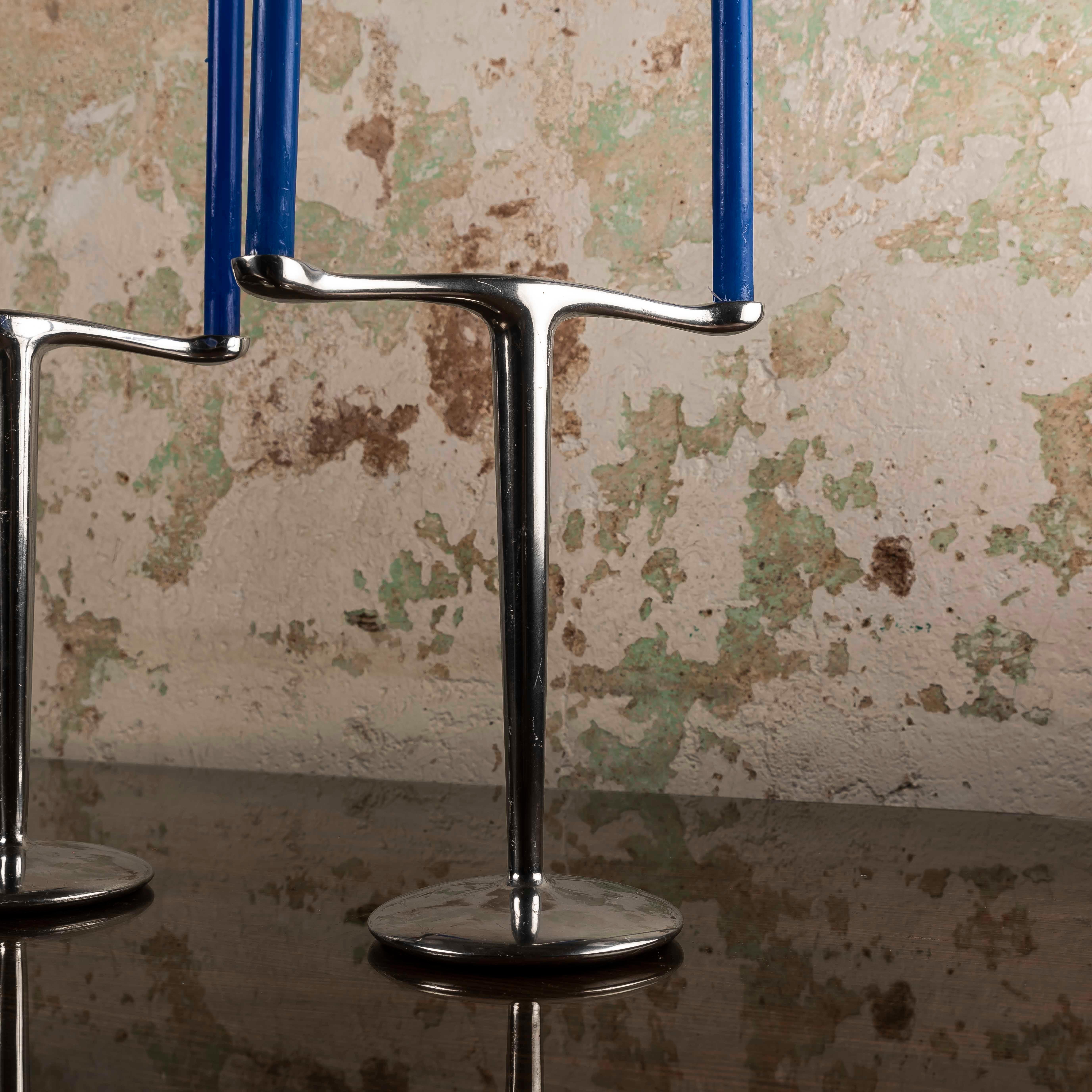 Se cerchi un mix unico di stile moderno di metà secolo e design futuristico, questo set di 3 portacandele Space Age in alluminio è un must. La loro forma elegante e scultorea eleva immediatamente qualsiasi interno, rendendoli un pezzo forte per gli