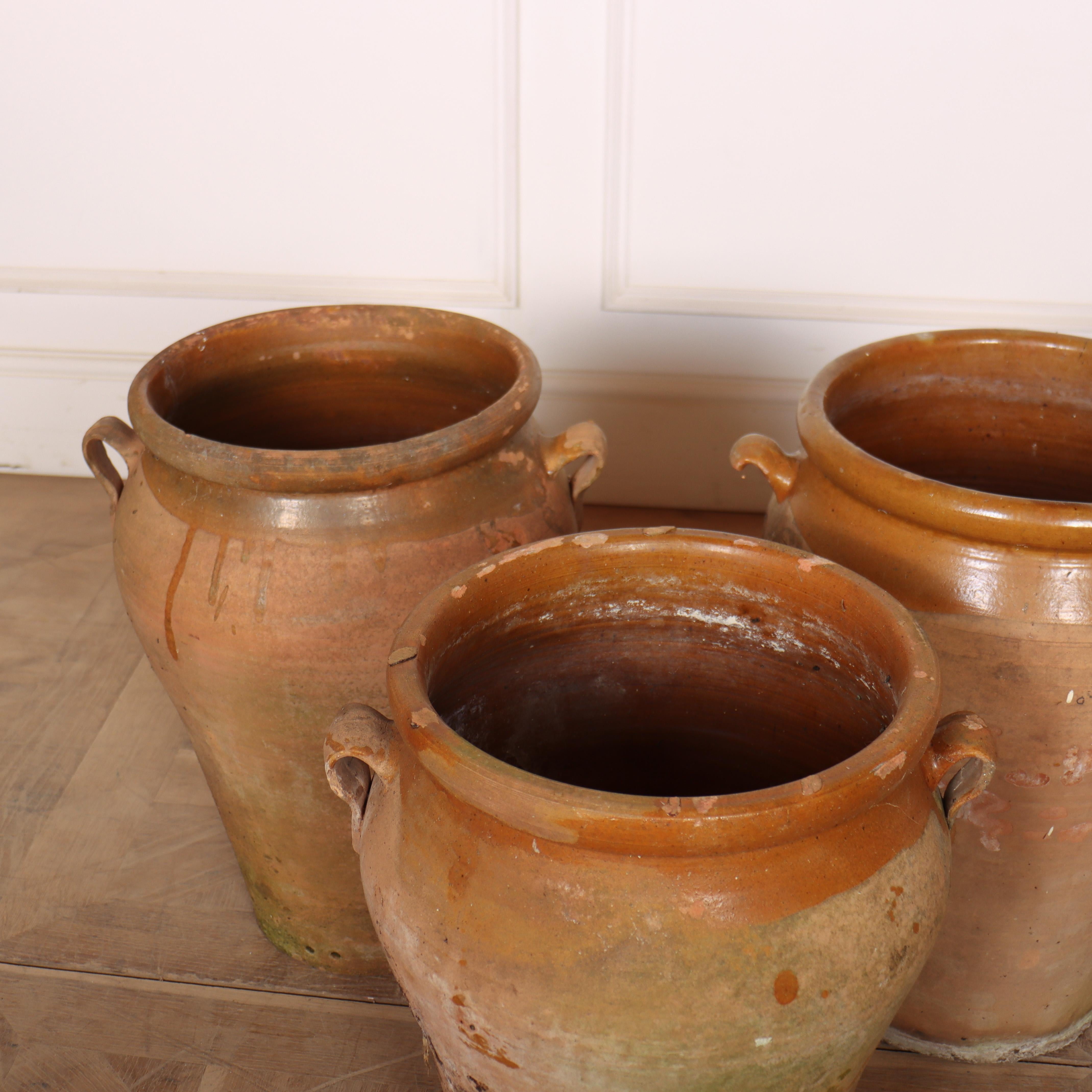 Ensemble de 3 vases espagnols en terre cuite du début du 20e siècle avec des traces de glaçure jaune ancienne. Signes de dommages historiques sur l'anse d'un vase, comme le montrent les photos. 1920.

Référence interne : H

Code : 8495

Dimensions