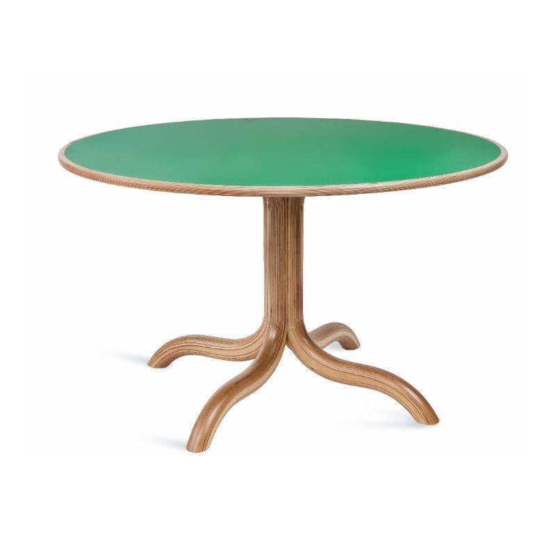 Ensemble de 3 chaises et table de salle à manger originales Kolho, vert spectre, Made by Choice
Collectional - MDJ Kuu by Made By Choice avec Matthew Day Jackson
Dimensions : 75 x 120 cm (table), 54 x 54 x 77 cm (chaise) : 75 x 120 (table), 54 x