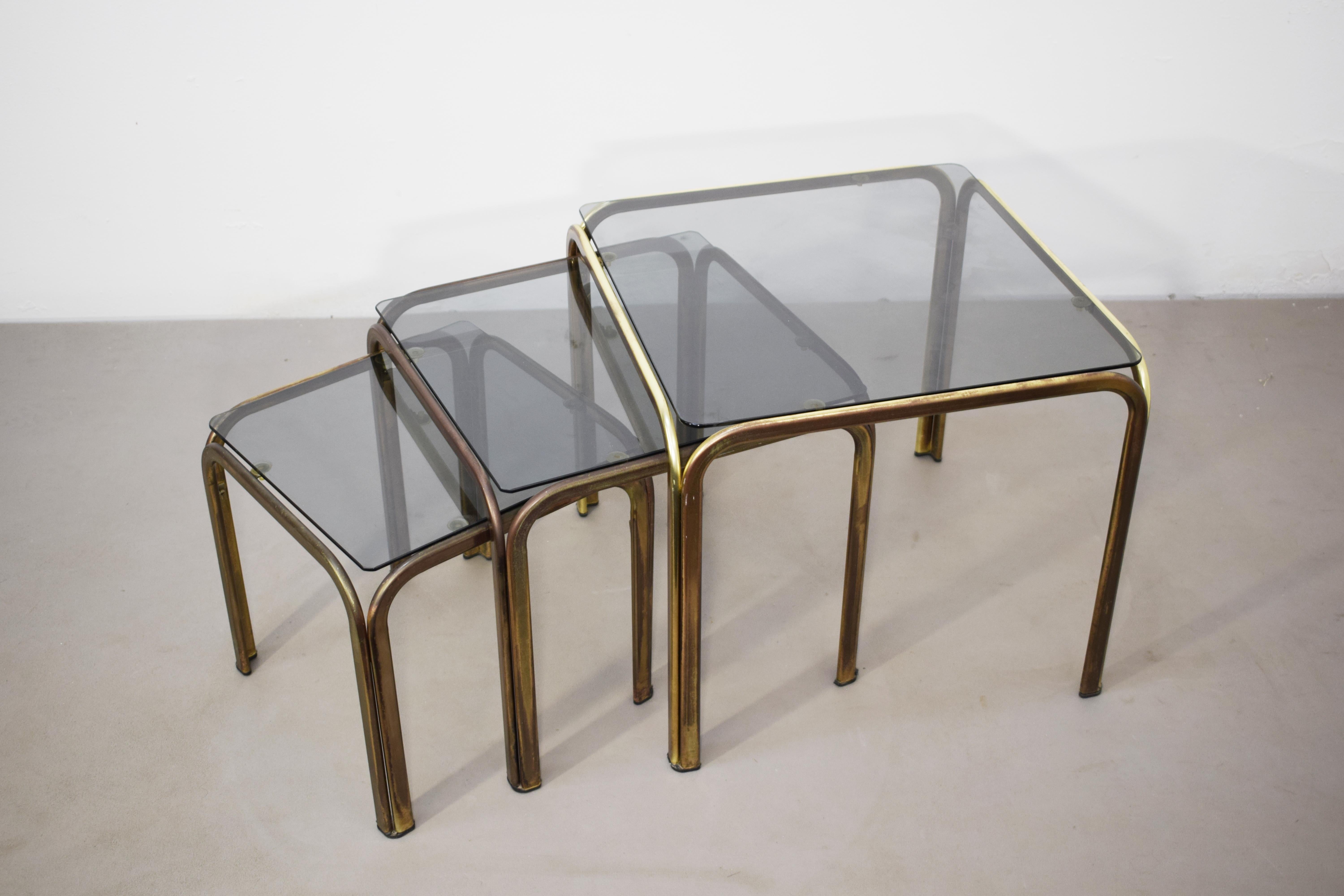 Set of 3 stackable coffee tables, brass and smoked glass, 1970s.
1) 47x47 H=41 cm;
2) 39x39 H= 38 cm;
3) 33x33 H=  31 cm.
