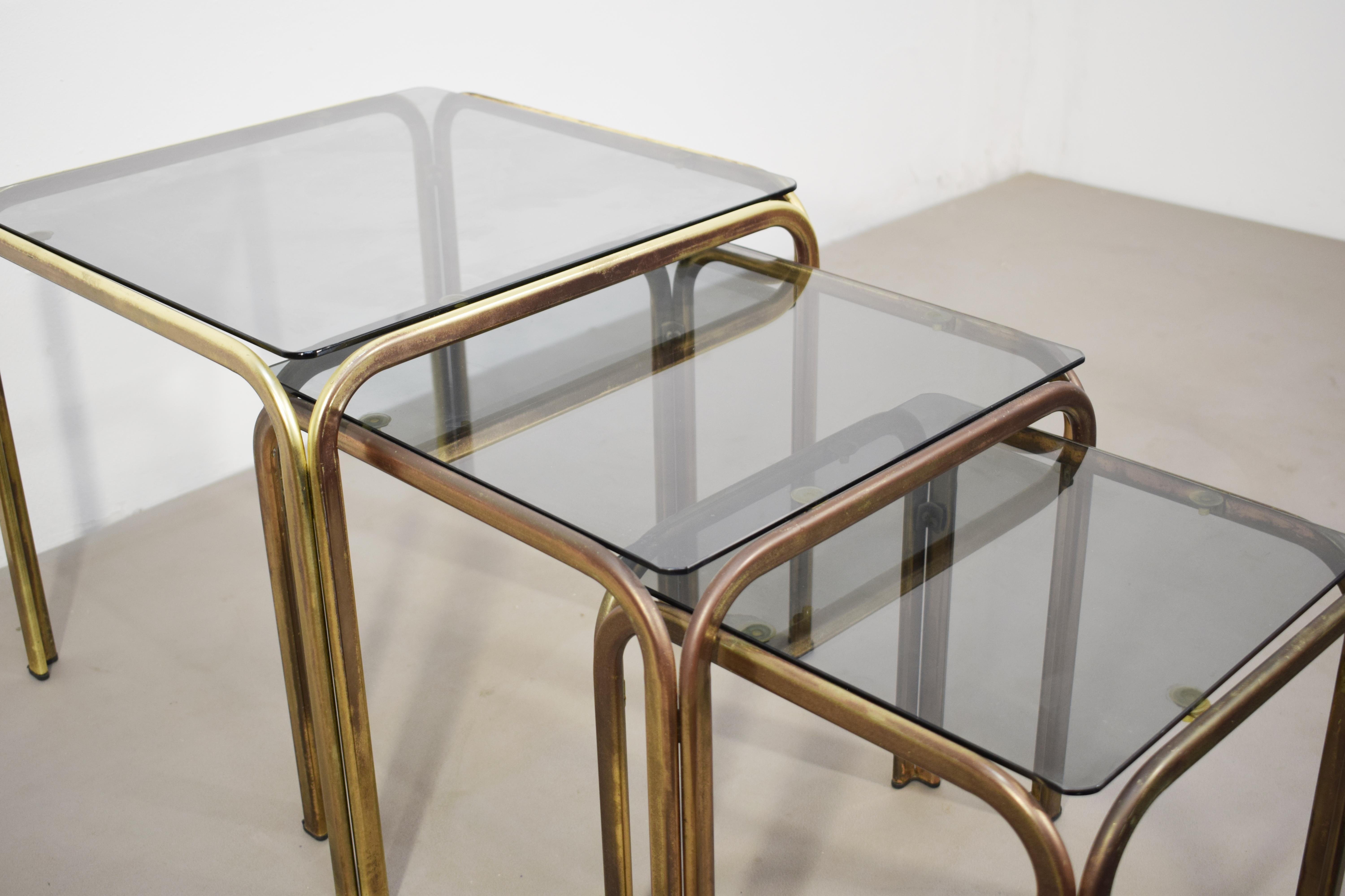 Set of 3 stackable coffee tables, brass and smoked glass, 1970s. In Good Condition For Sale In Palermo, PA