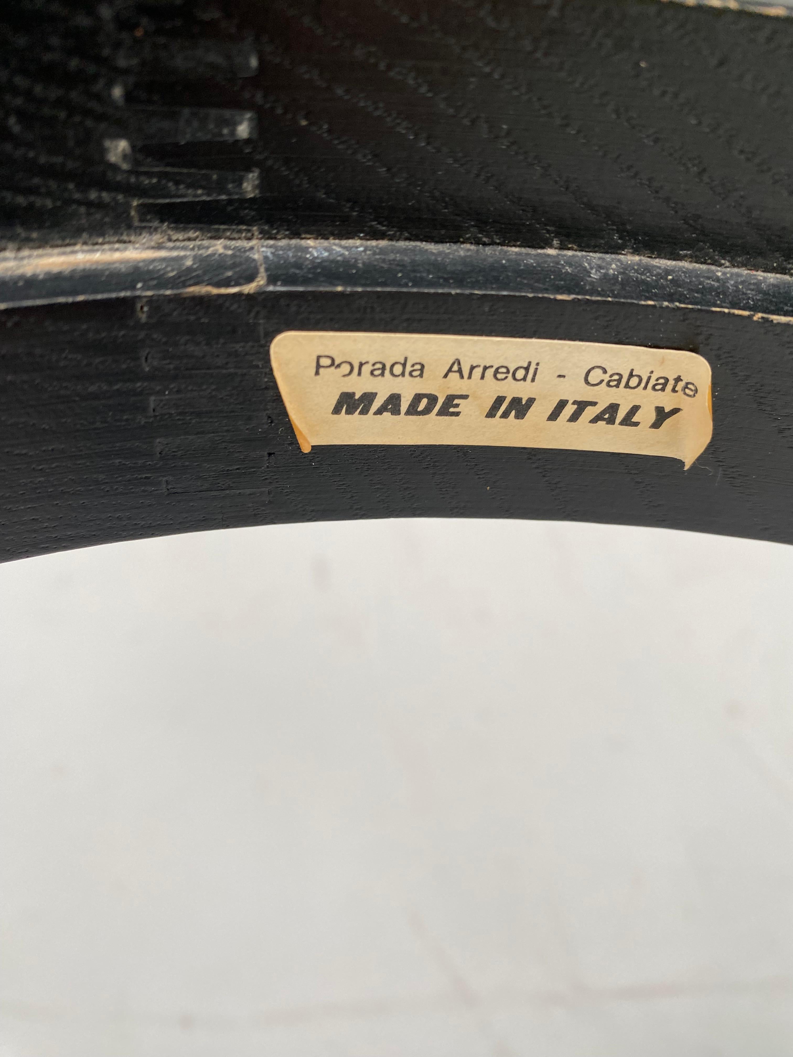 Ensemble très fonctionnel de tables d'appoint empilables au design italien des années 1970, fabriqué par Porada Arredi. 

Plateau en frêne massif teinté noir et verre fumé

Fabrication italienne de qualité supérieure avec leurs labels d'origine. 