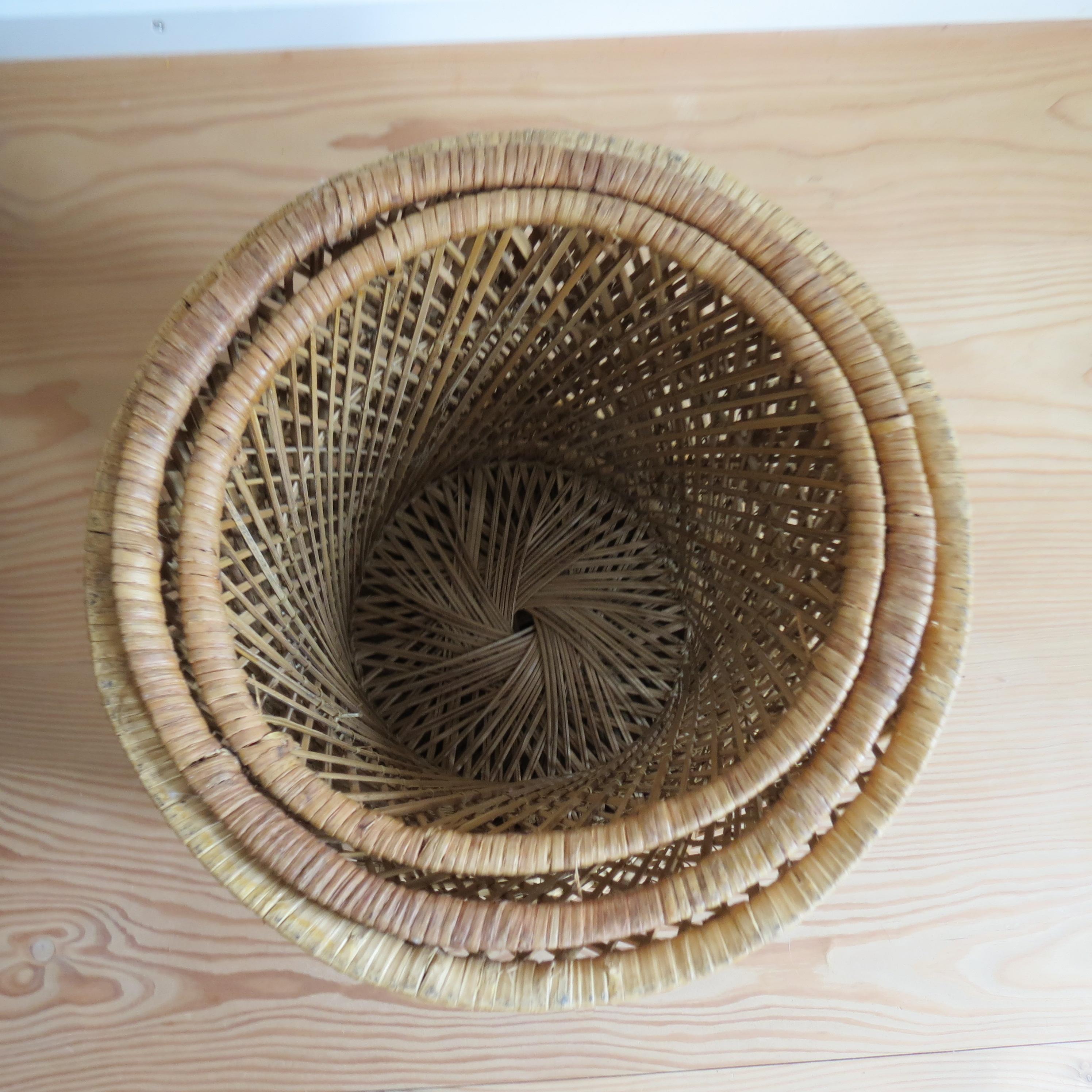 Set of 3 stacking Rattan round tables 1970s tables For Sale 4