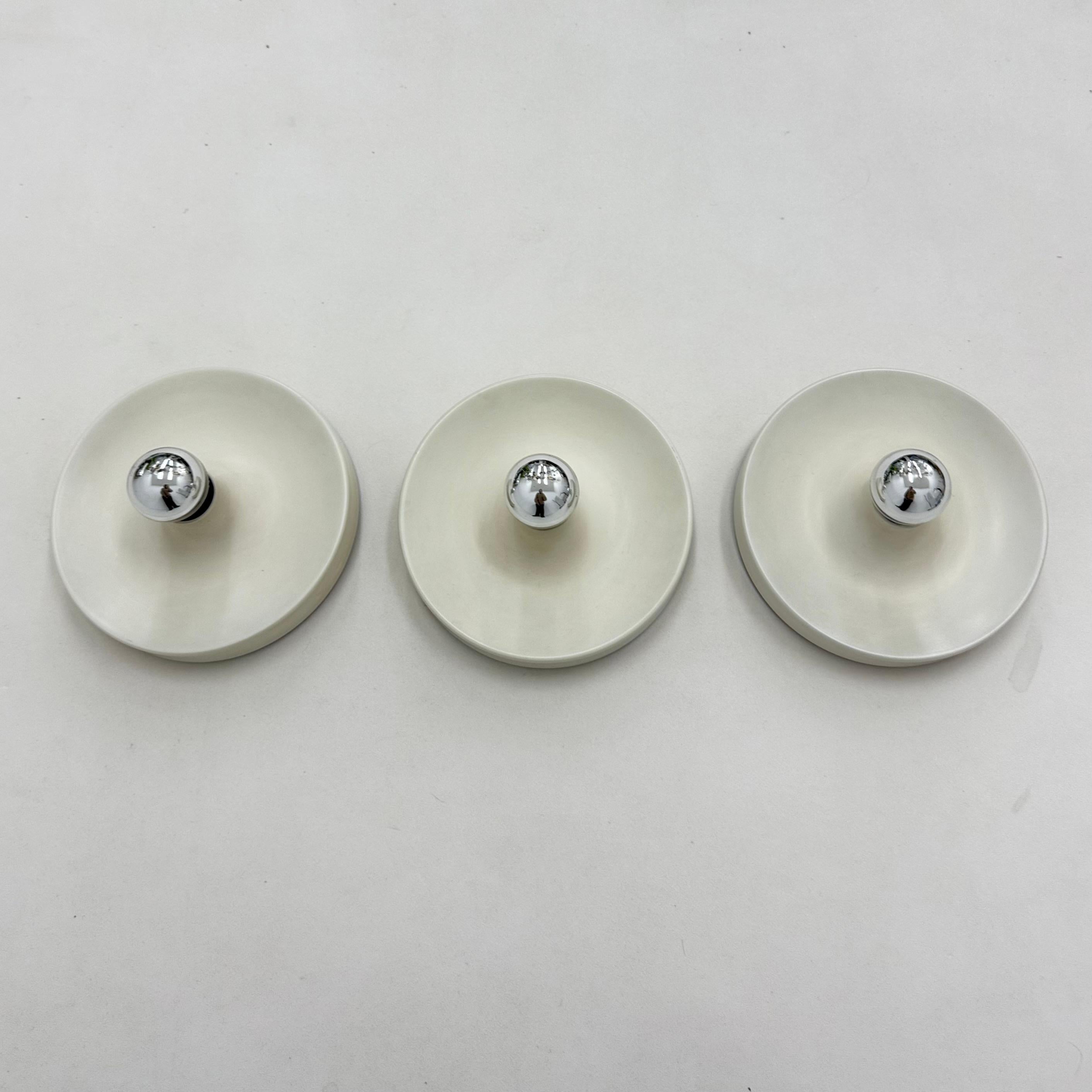 Satz von 3 Staff Leuchten-Wandleuchten, Schachtel, Charlotte Perriand zugeschrieben, 1970er Jahre (Aluminium) im Angebot