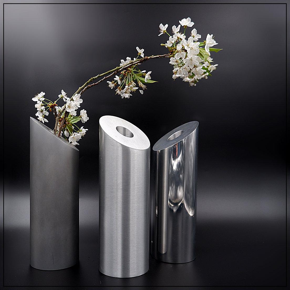 Vasi in stellite inossidabile - opaco / spazzolato / lucido - Set di 3
Creazioni architettoniche
Vasi per fiori secchi
Misure: Ø9cm H. 27cm 
Materiale: Steele 
Usura coerente con l'età e l'uso
