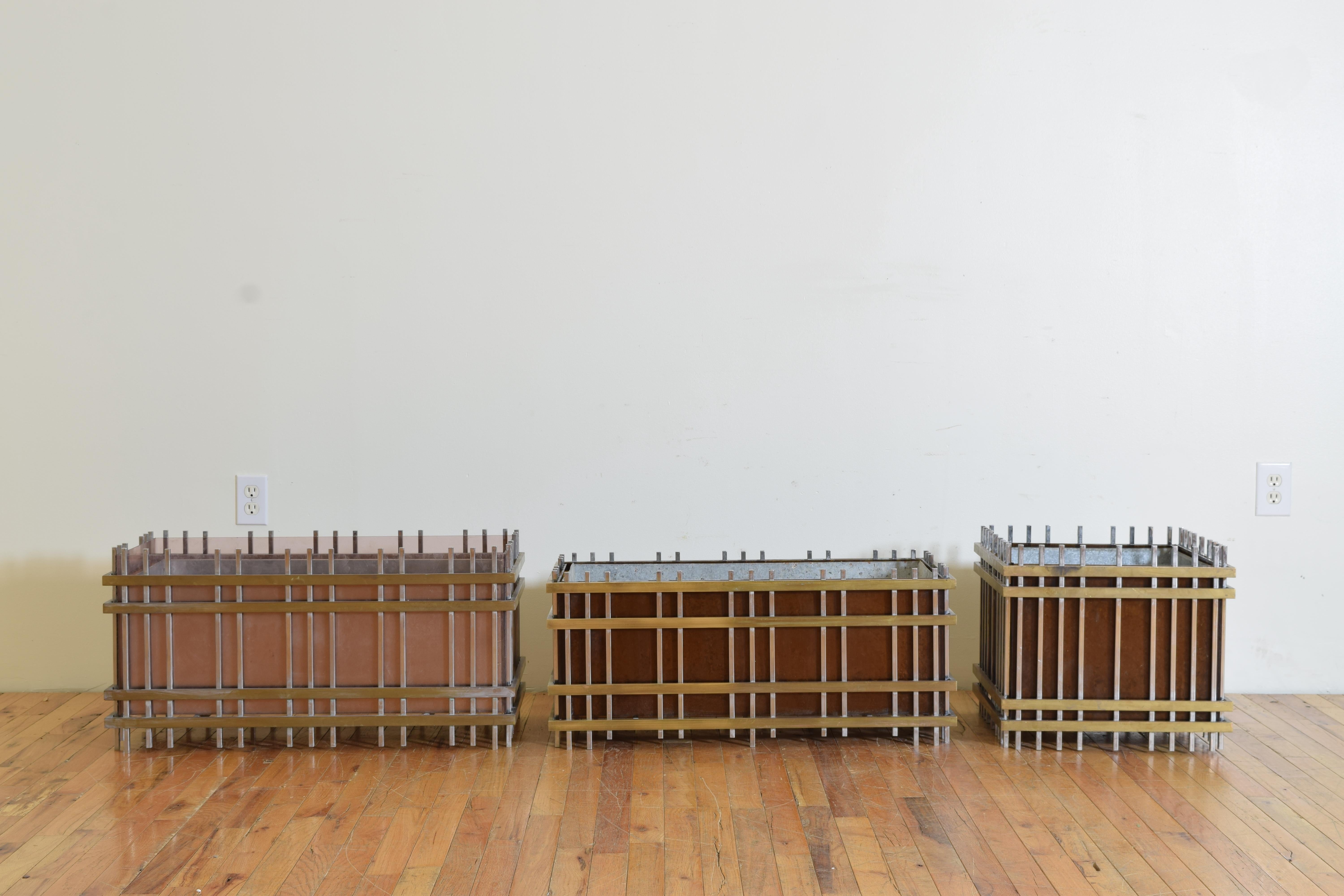 Set von 3 Pflanzgefäßen aus Stahl, Messing, Kunststoff und Metall, 1970er Jahre, Stil von Romeo Rega (Ende des 20. Jahrhunderts) im Angebot