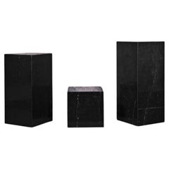 Set von 3 Steles, Säulen aus schwarzem Marmor, 20. Jahrhundert.