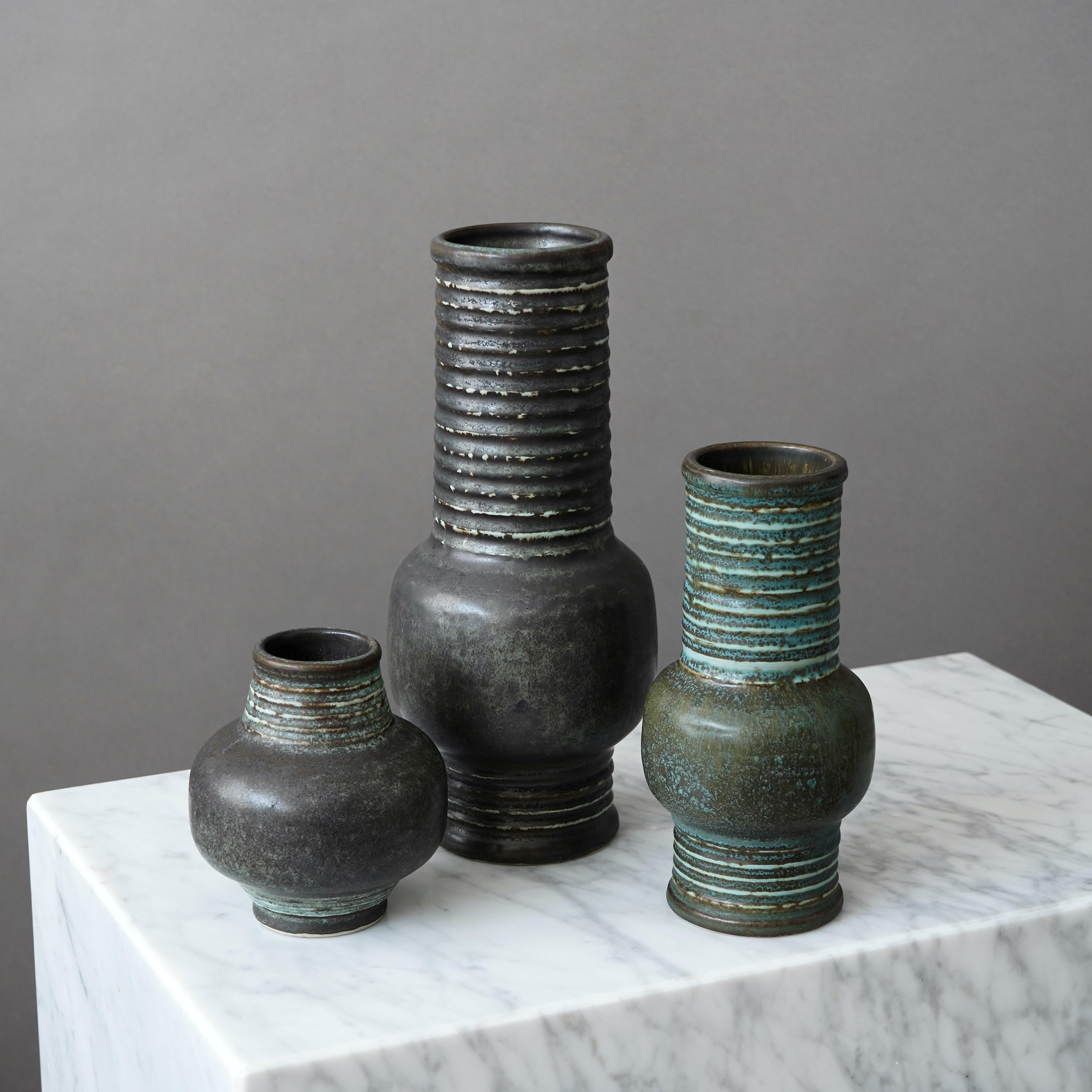 Ein Set aus drei schönen Vasen aus Steingut.
Entworfen von Gunnar Nylund für Rorstrand, Schweden, 1965.  

Ausgezeichneter Zustand. Gestempelte Signatur 