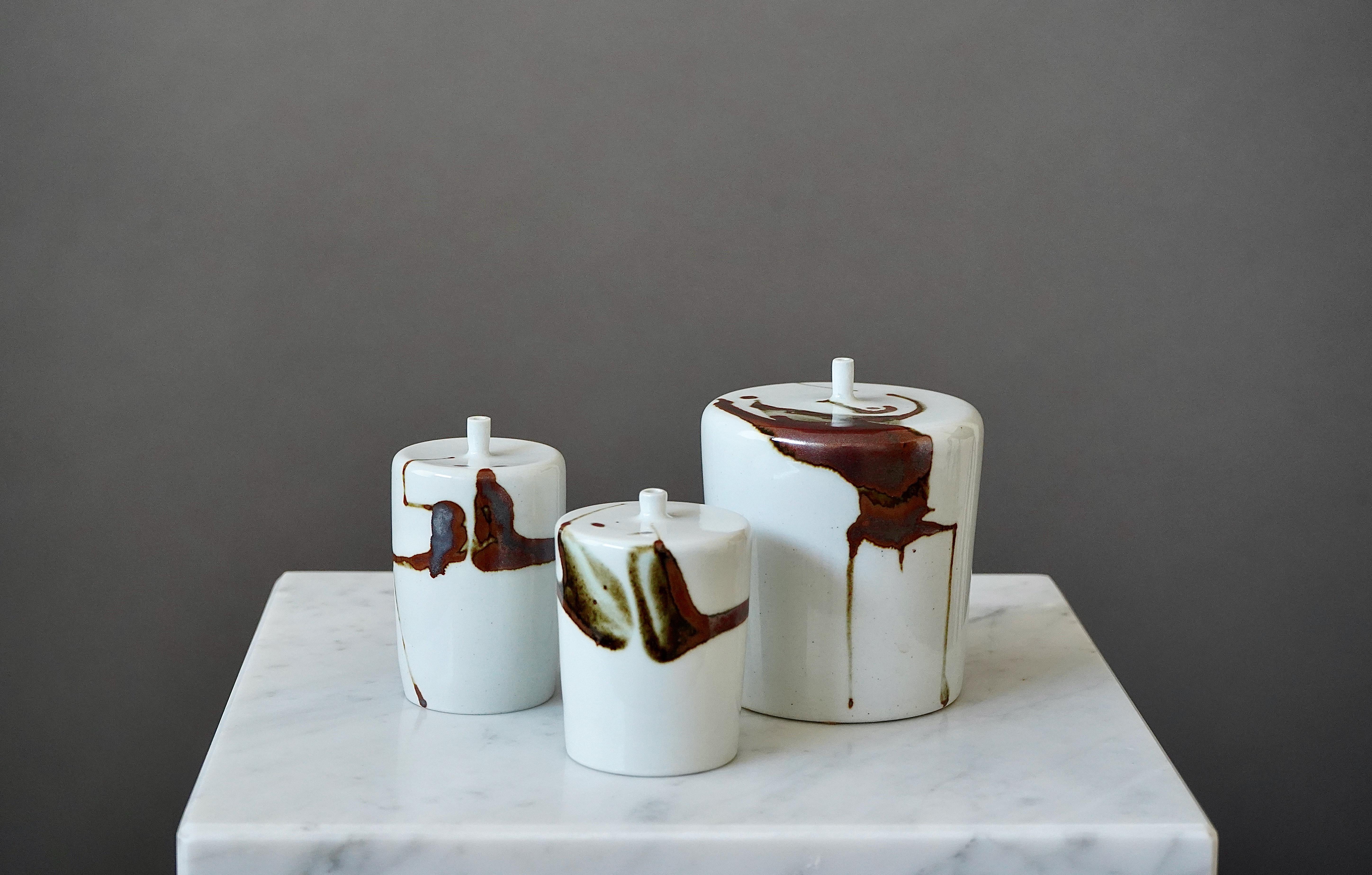 Set aus 3 Steingutvasen des schwedischen Keramikers Claes Thell (Schwedisch) im Angebot