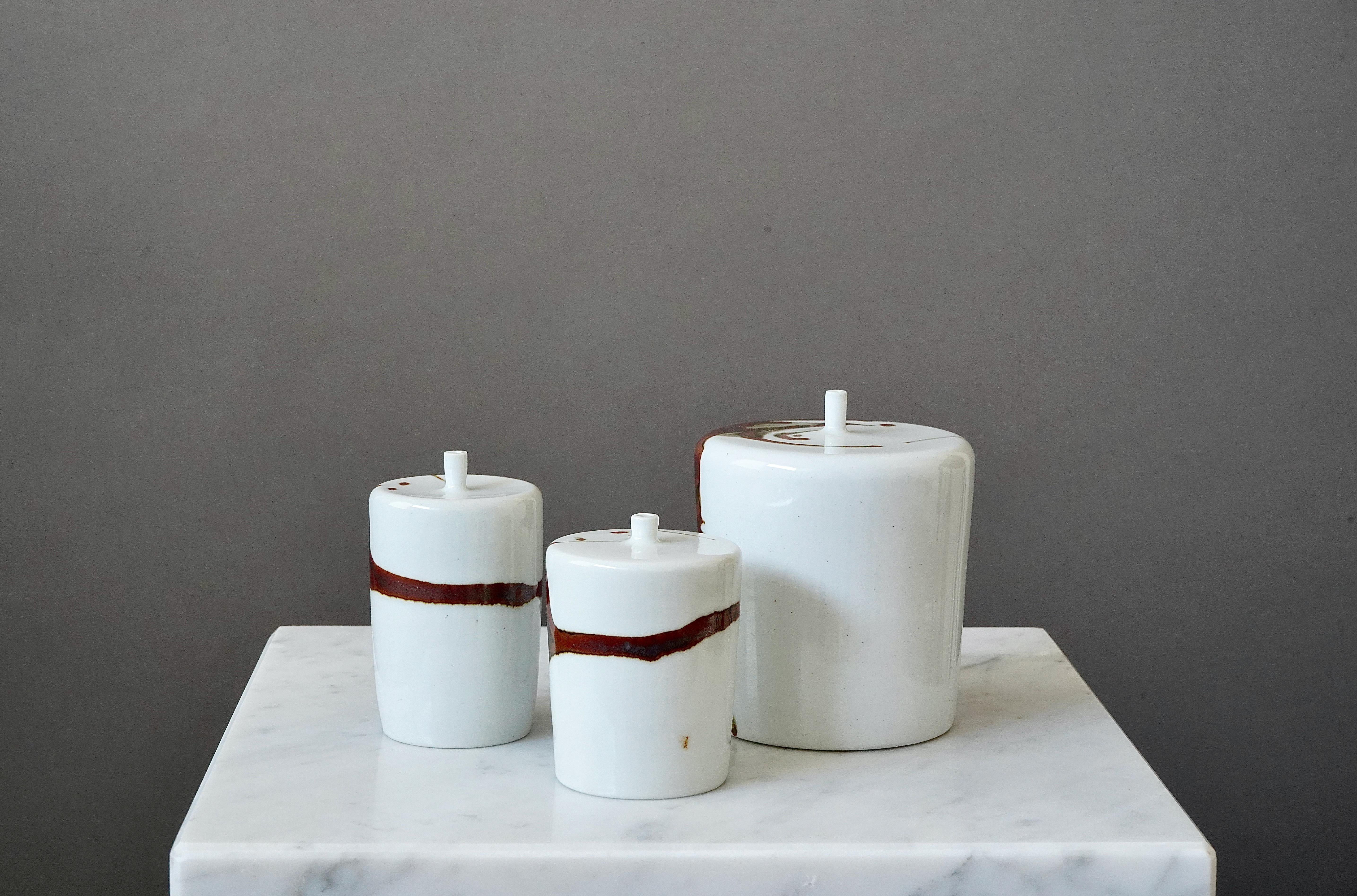 Tourné Ensemble de 3 vases en grès du céramiste suédois Claes Thell en vente