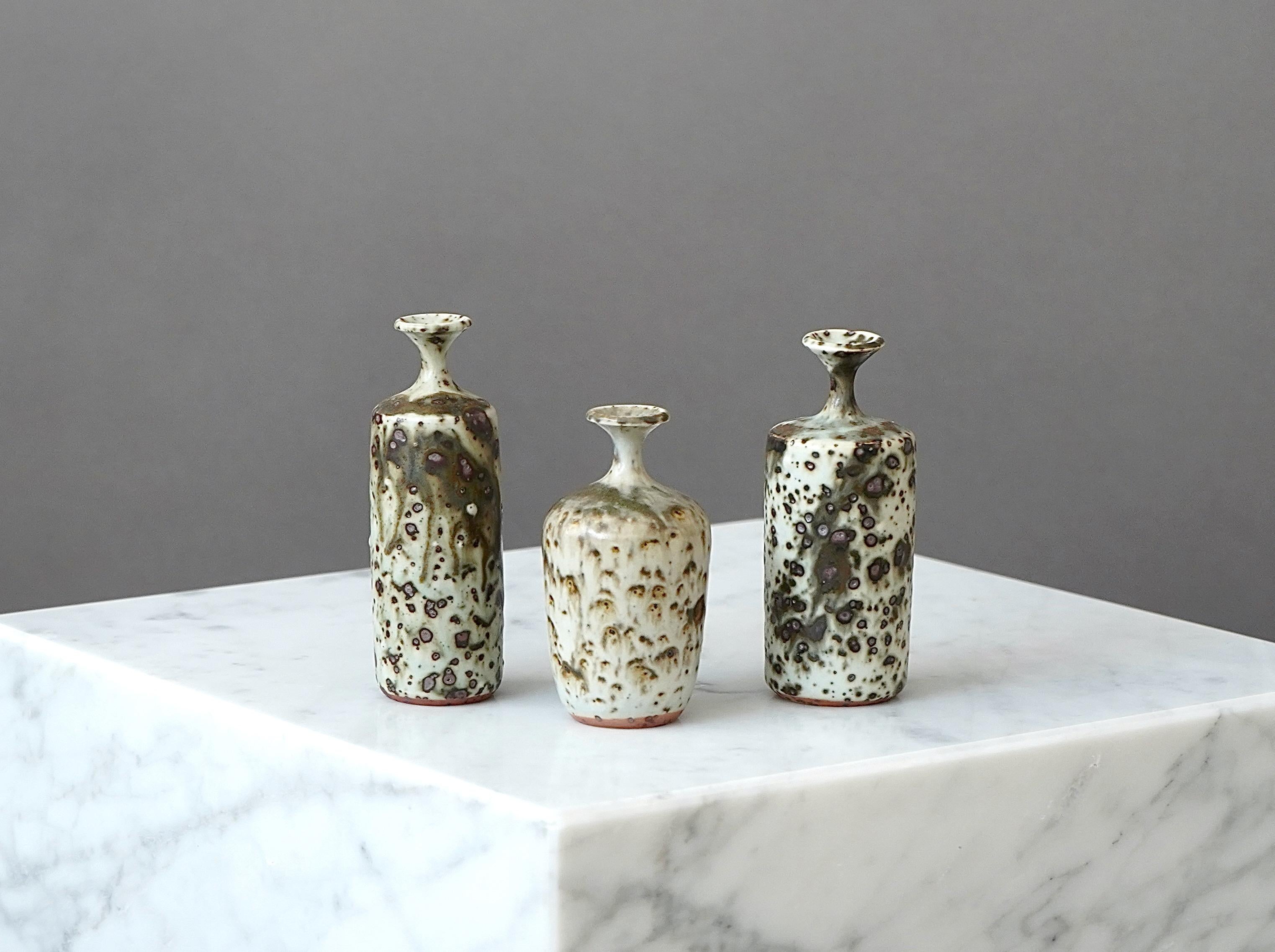 Eine Reihe schöner Vasen aus Steinzeug mit erstaunlicher Glasur.
Hergestellt von Rolf Palm, im Studio des Künstlers, Mölle, Schweden, 1973.

Ausgezeichneter Zustand. Eingeschnitten 'Palm / Mölle' und 'G3' für 1973'.

Rolf Palm (1930-2018) war einer