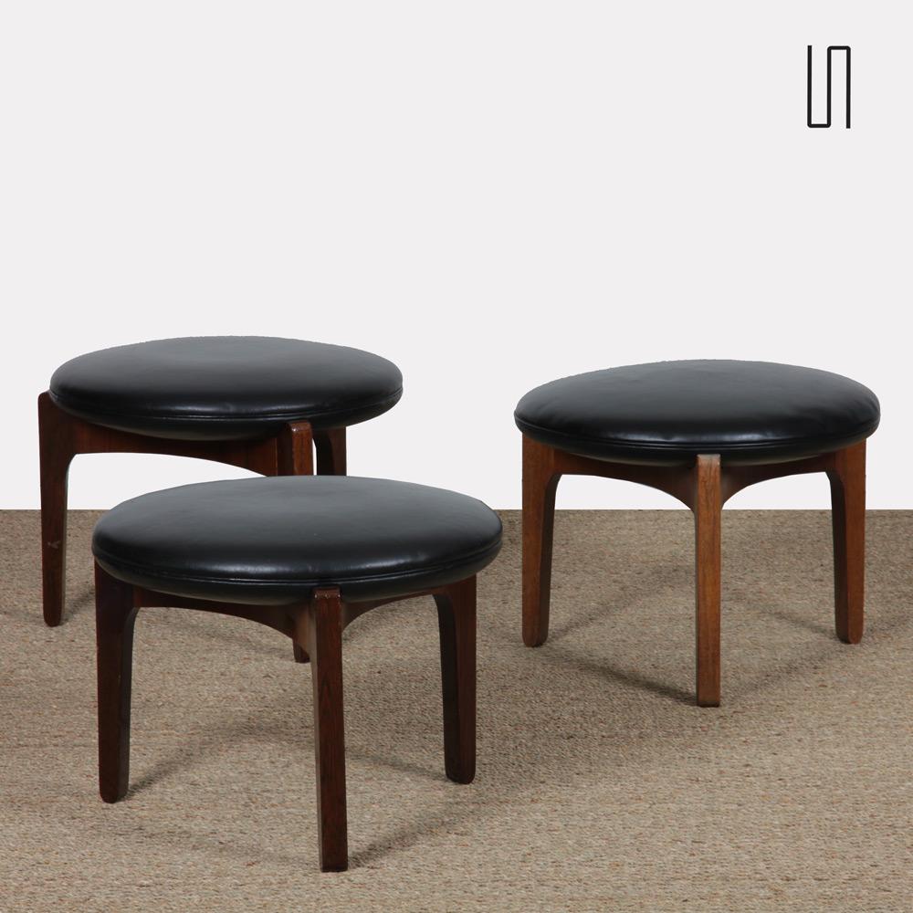 Cet ensemble de 3 tabourets a été conçu par le designer danois Sven Ellekaer pour l'éditeur Christian Linneberg dans les années 1960. La structure est en bois de rose et le siège en cuir. Ces tabourets sont en bon état vintage.