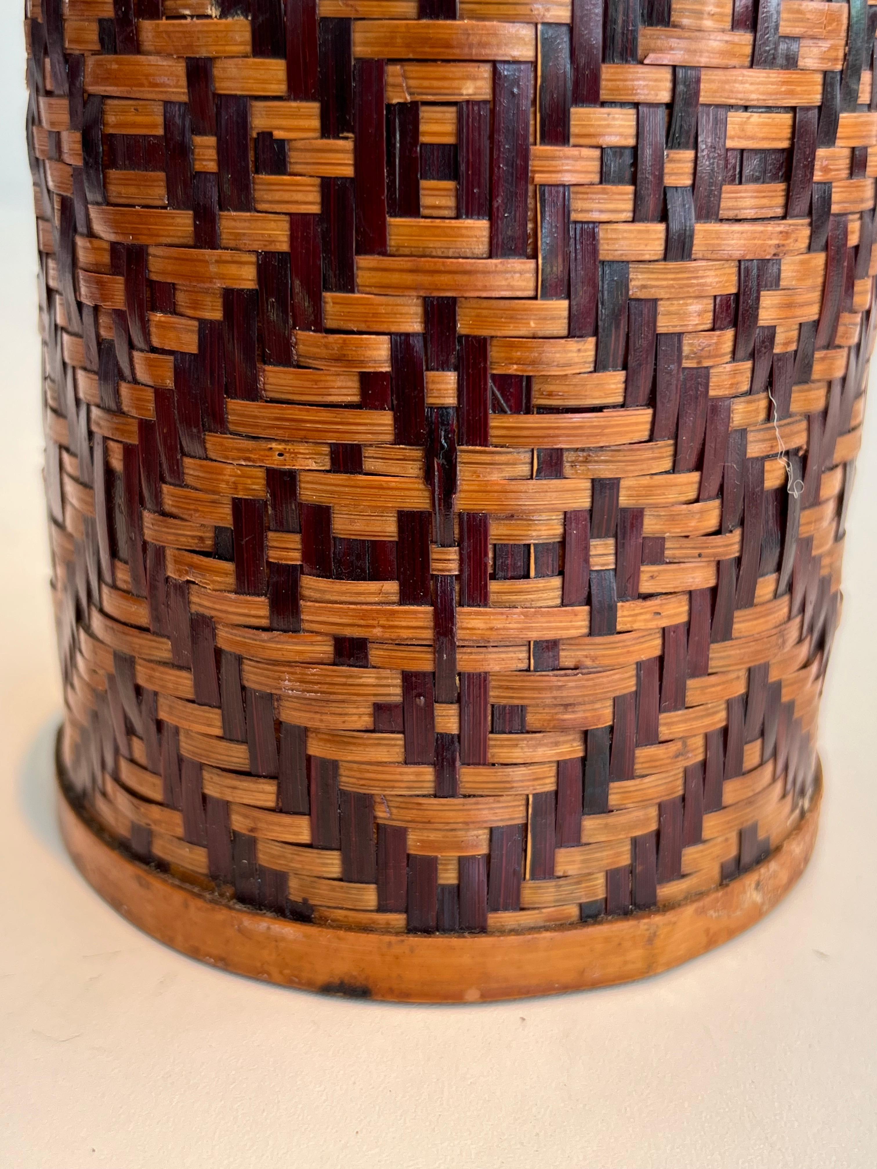 Set of 3 straw marquetry pen pots. Pots can fit into each other. French work. 4