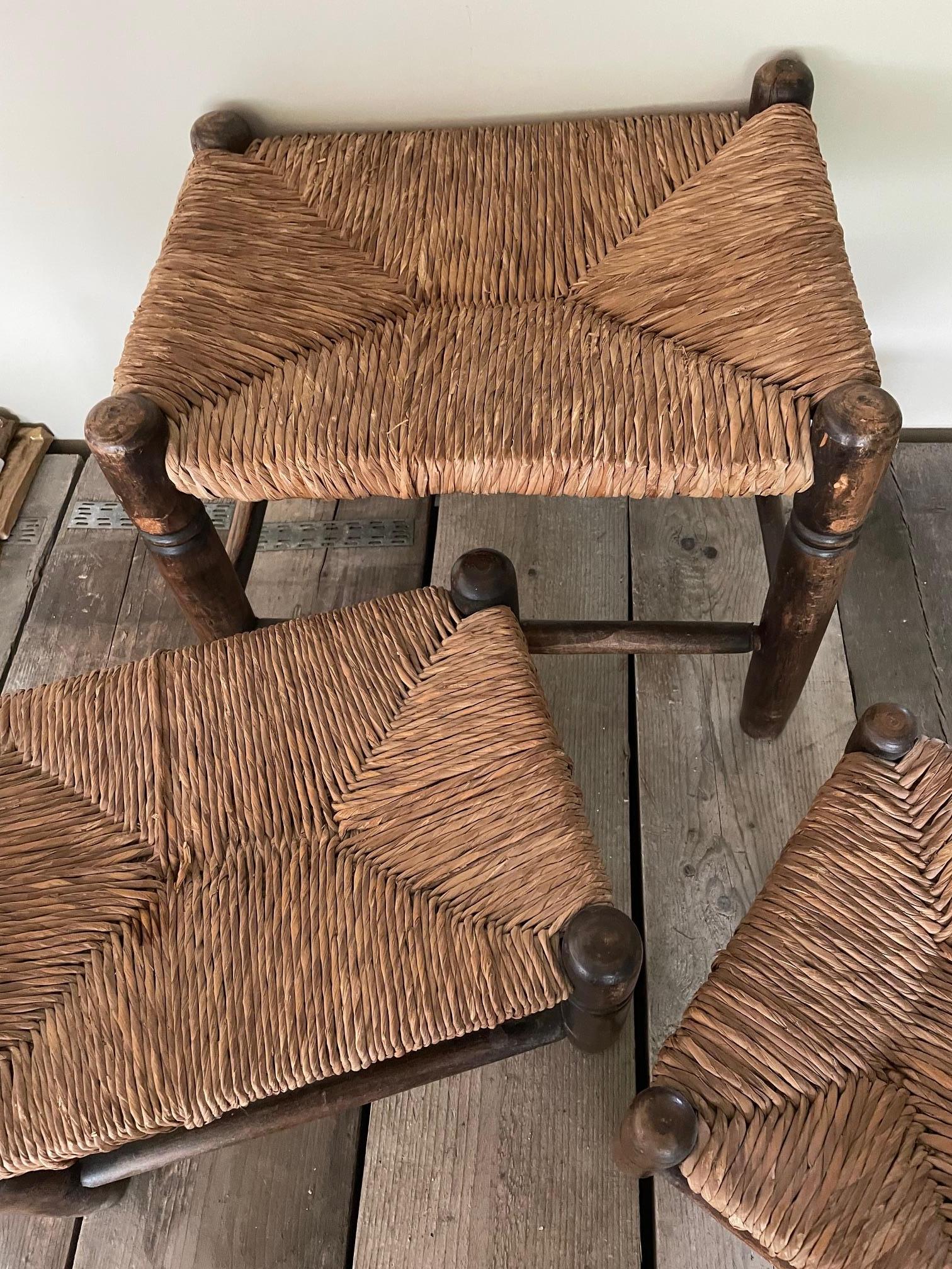 Brutalisme Ensemble de 3 tabourets en paille en vente