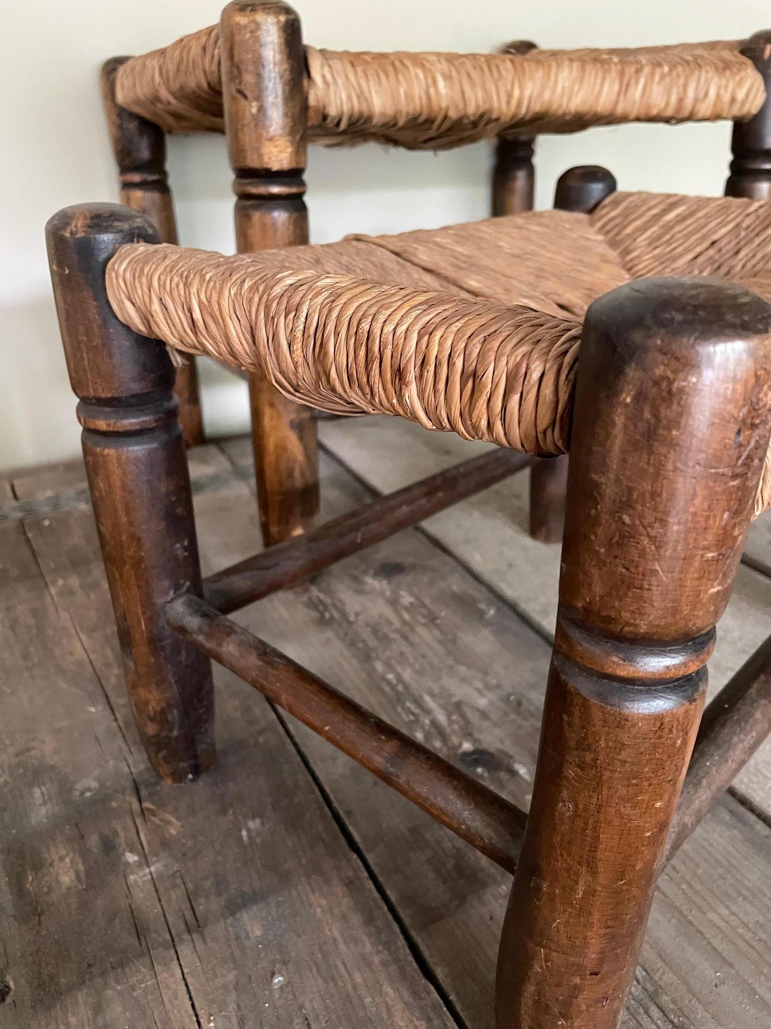 Européen Ensemble de 3 tabourets en paille en vente