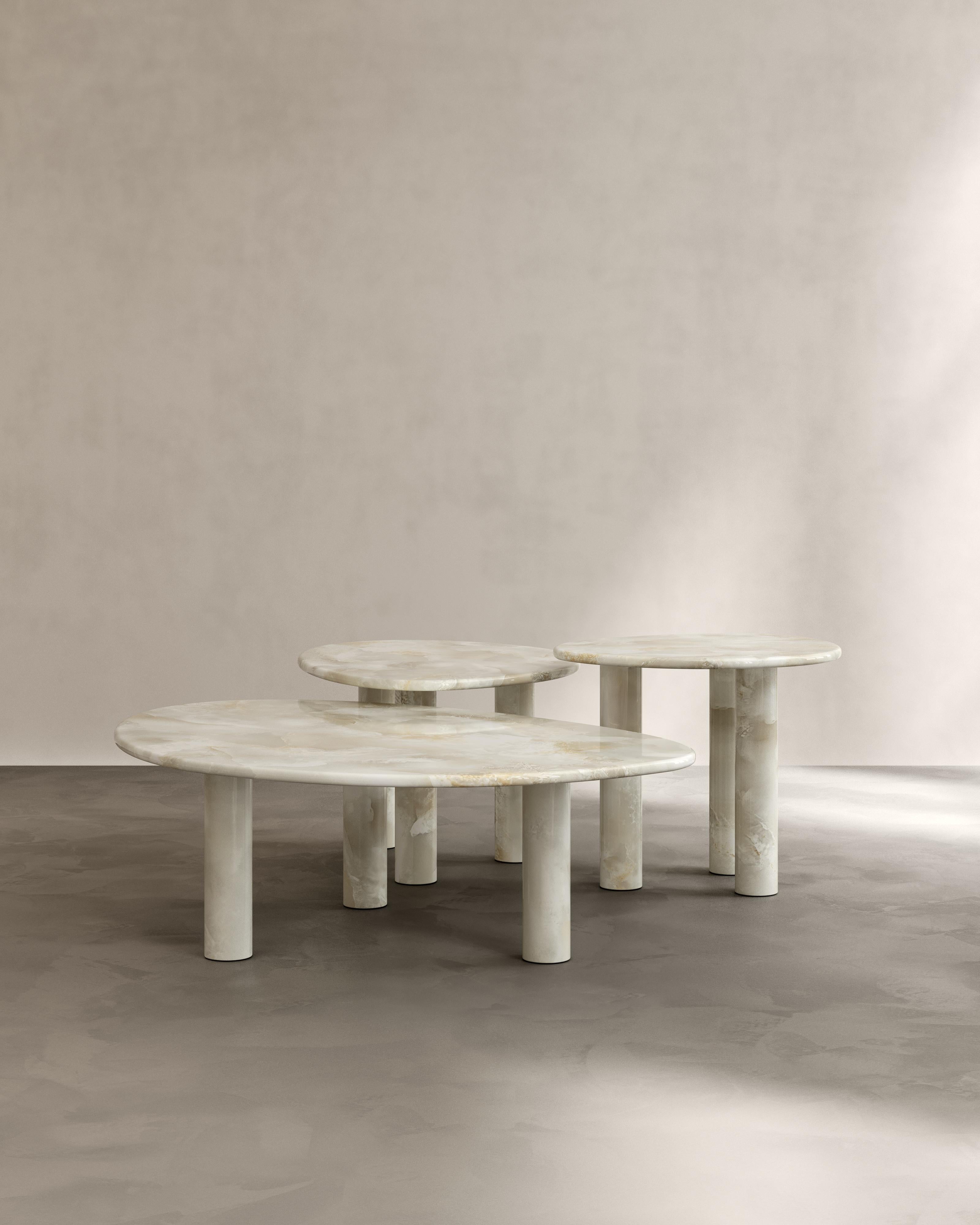 Ensemble de 3 tables basses Sunpoet en Bianco Onyx sculpté et adouci par Paloma Editions
Dimensions : Grand modèle : D 77 x L 111 x H 35 cm.
Moyen : D 56 x L 71 x H 40 cm.
Petit : D 44 x L 55 x H 45 cm.
MATERIAL : Onyx.

Sculptés avec soin et