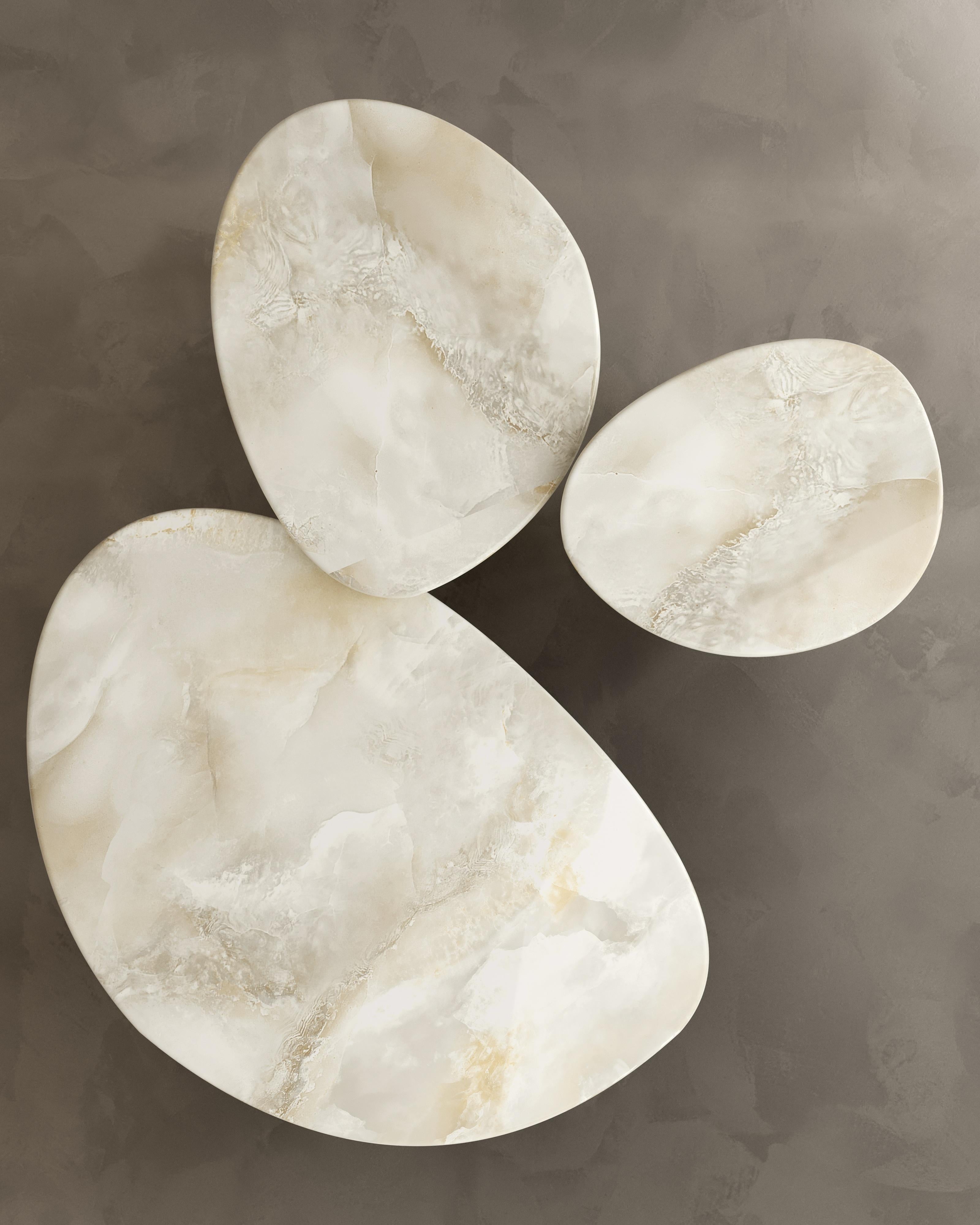 Moderne Ensemble de 3 tables basses Sunpoet en Bianco Onyx sculpté et adouci par Paloma Editions en vente