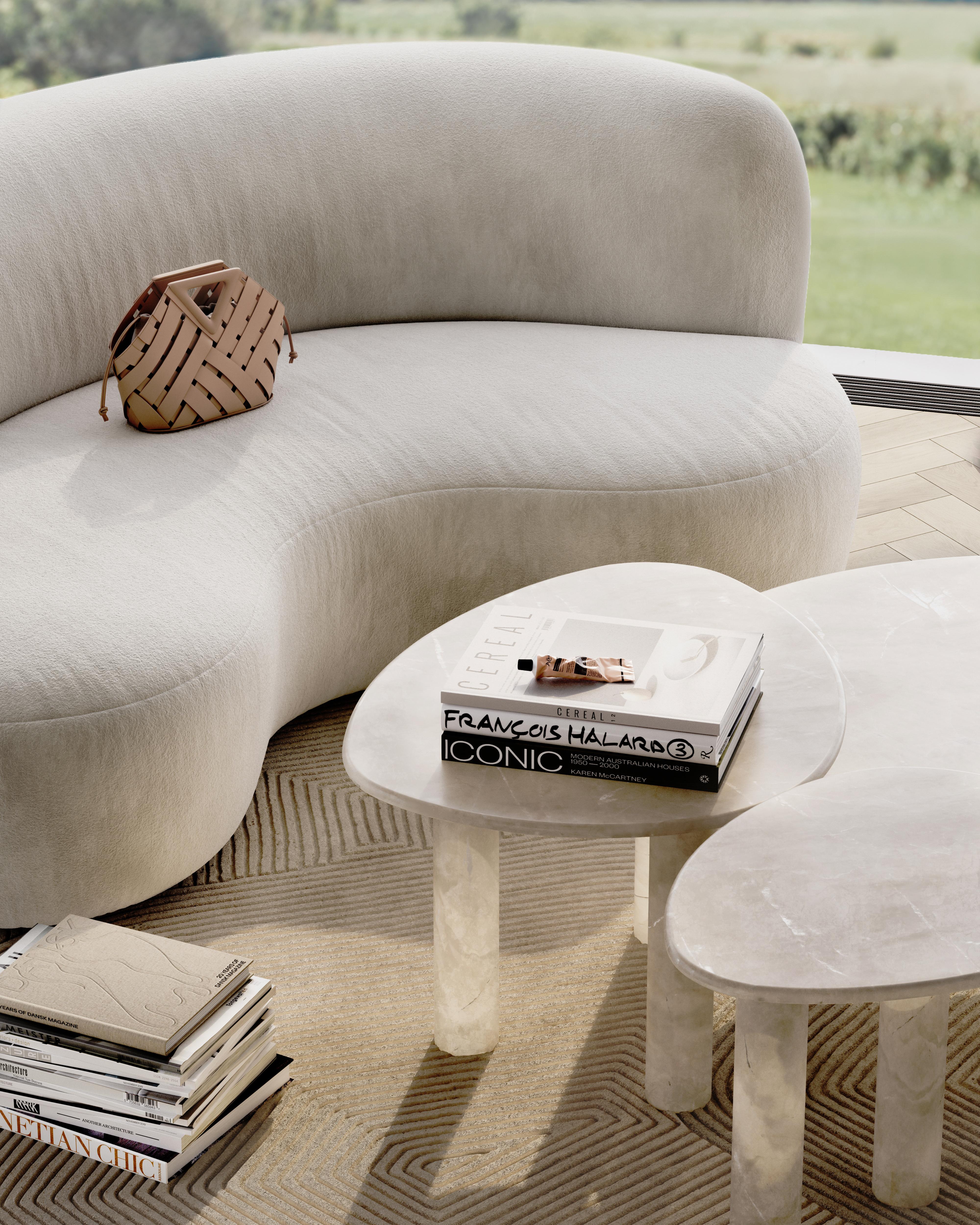 italien Ensemble de 3 tables basses Sunpoet en Bianco Onyx sculpté et adouci par Paloma Editions en vente