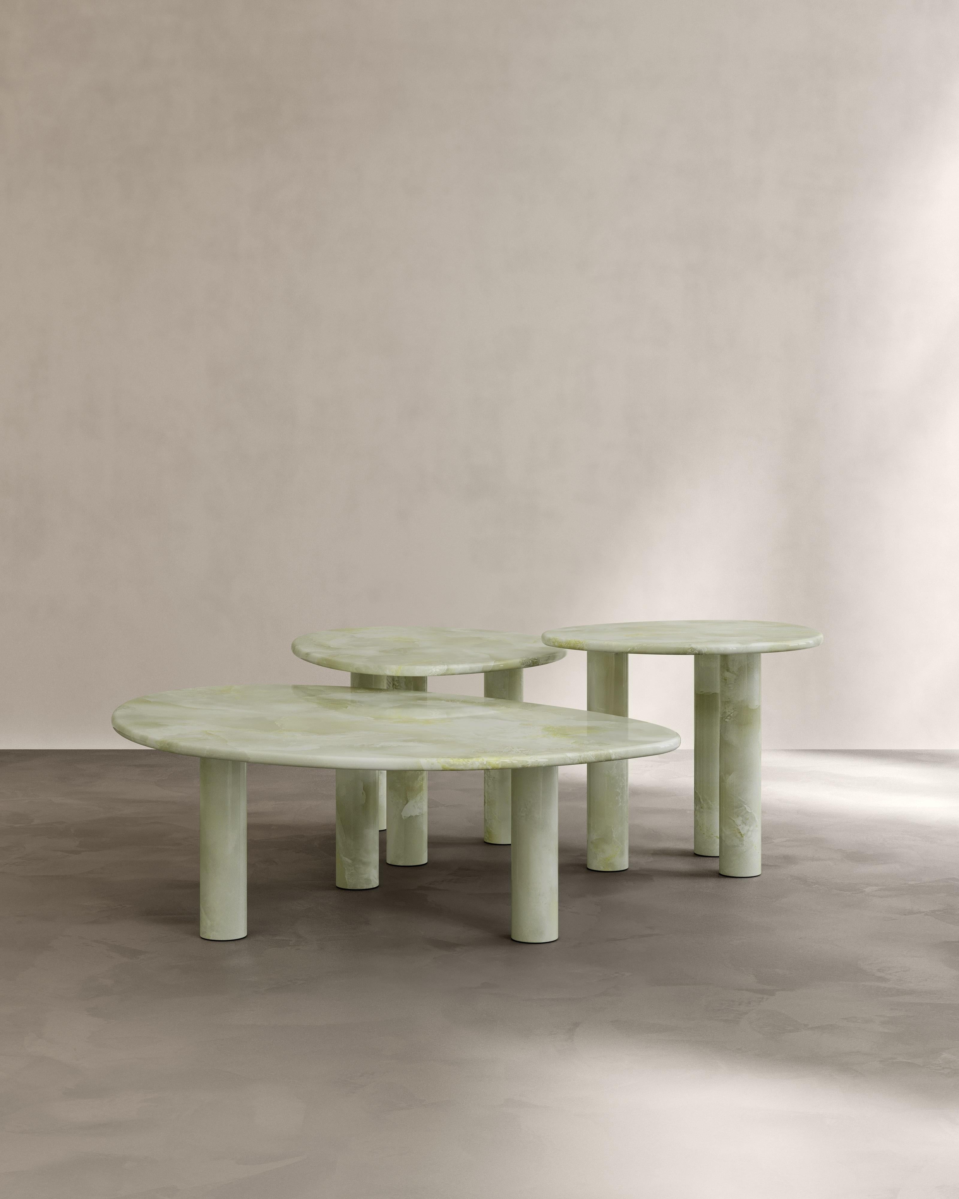 XXIe siècle et contemporain Ensemble de 3 tables basses Sunpoet en Bianco Onyx sculpté et adouci par Paloma Editions en vente