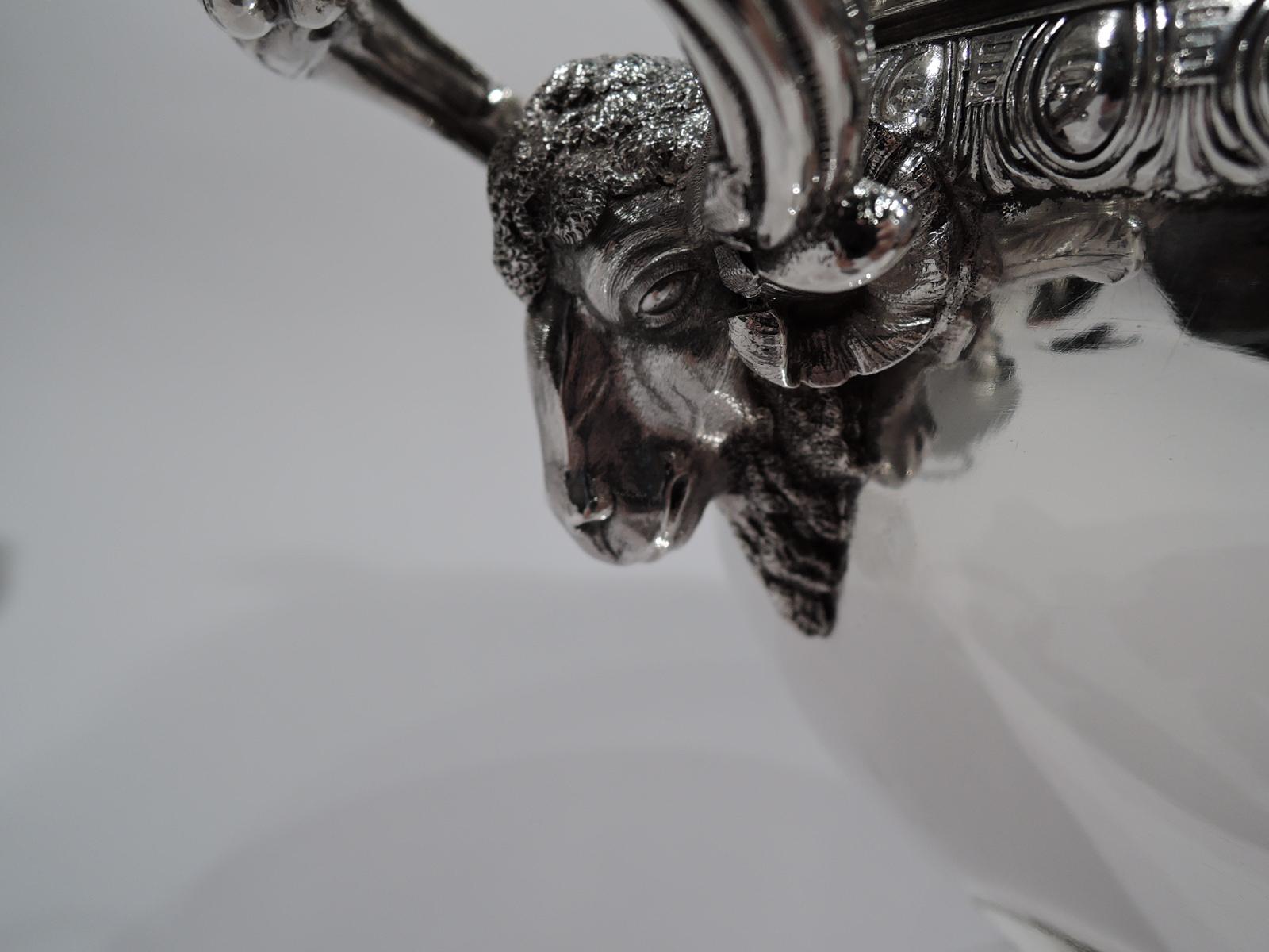 Satz von 3 super stilvollen frühen Tiffany Etruscan Revival Sterling Silber Terrinen im Angebot 1